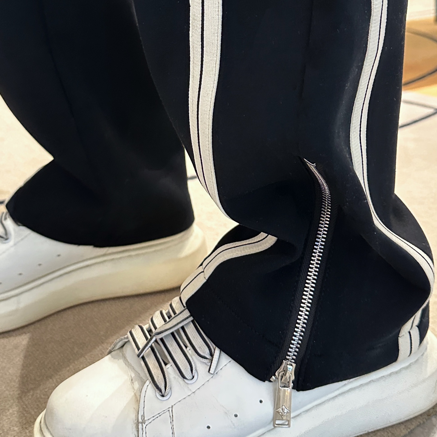   LV  顶级货品🐮 🆕2025春夏新款休闲裤！官网同步发售。品牌经典LOGO休闲裤 ，定制面料，舒适