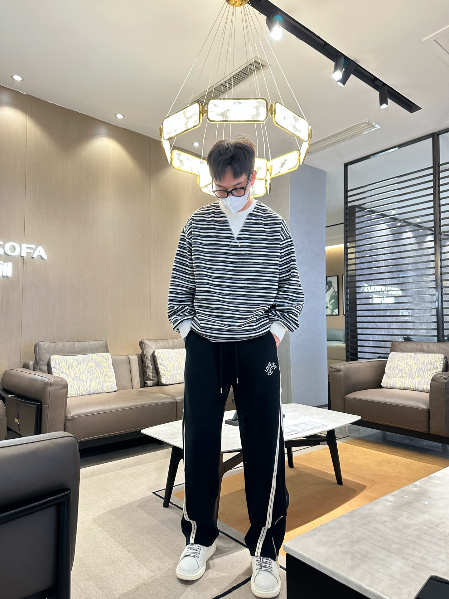   LV  顶级货品🐮 🆕2025春夏新款休闲裤！官网同步发售。品牌经典LOGO休闲裤 ，定制面料，舒适