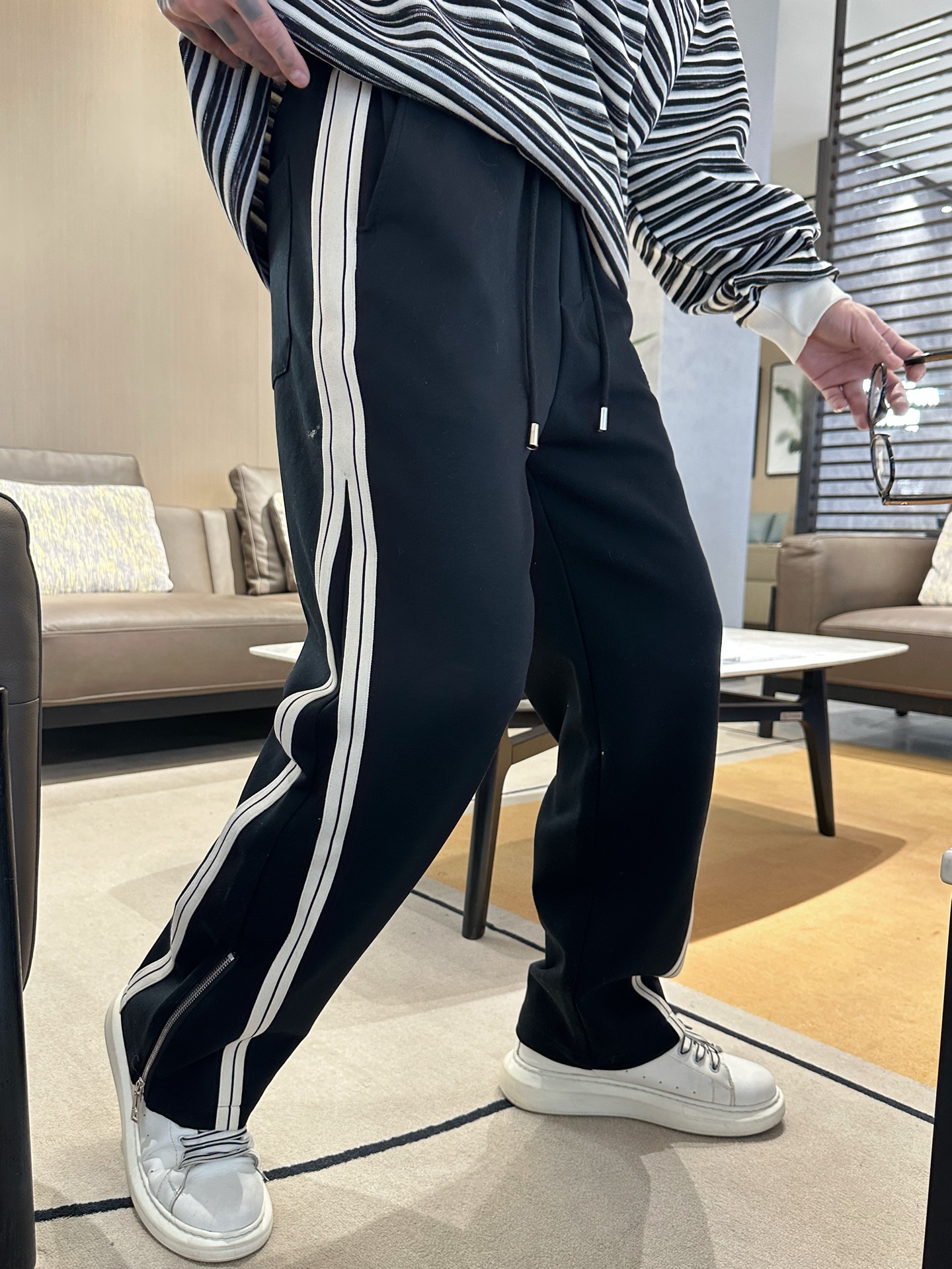   LV  顶级货品🐮 🆕2025春夏新款休闲裤！官网同步发售。品牌经典LOGO休闲裤 ，定制面料，舒适