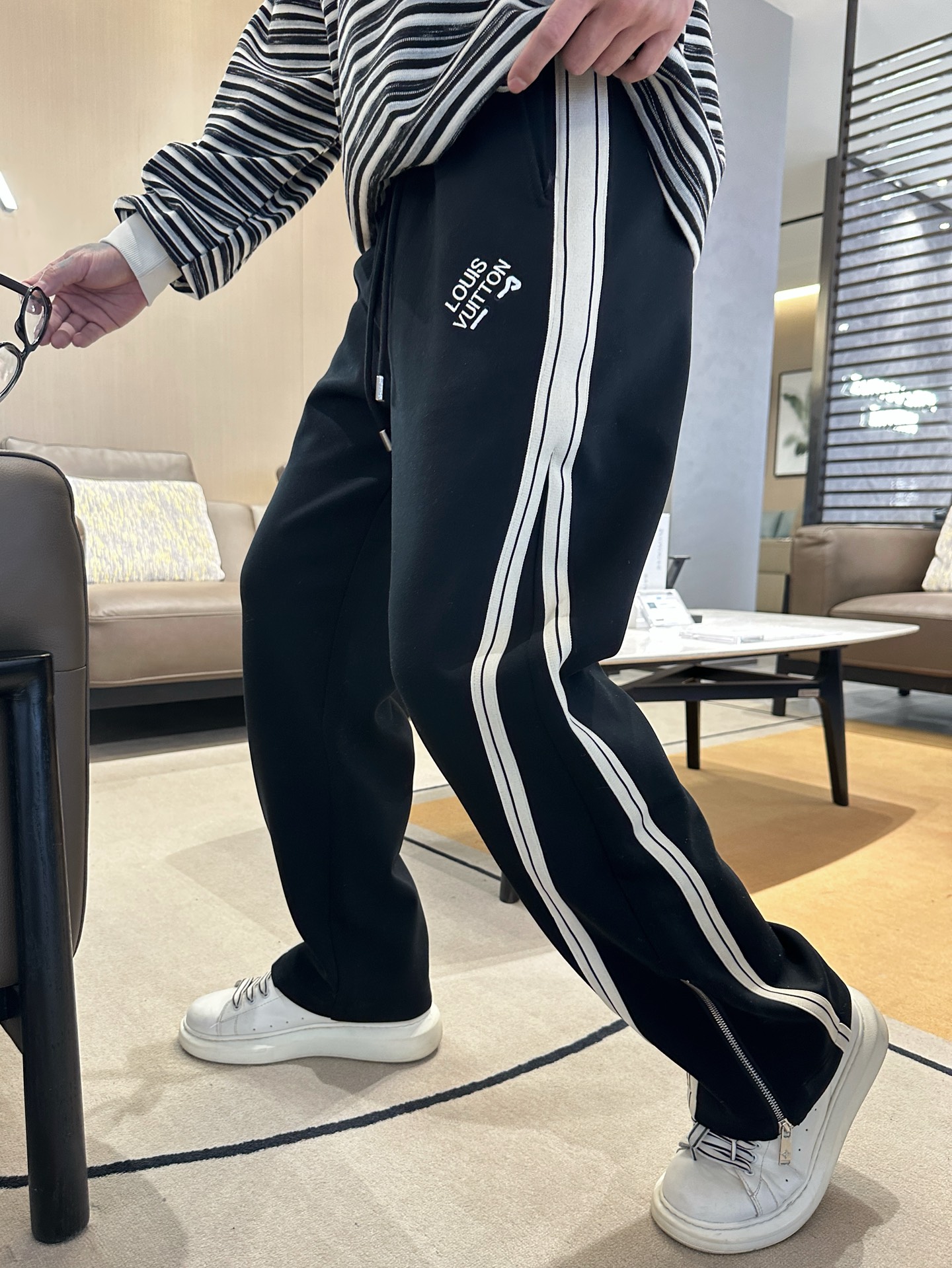   LV  顶级货品🐮 🆕2025春夏新款休闲裤！官网同步发售。品牌经典LOGO休闲裤 ，定制面料，舒适