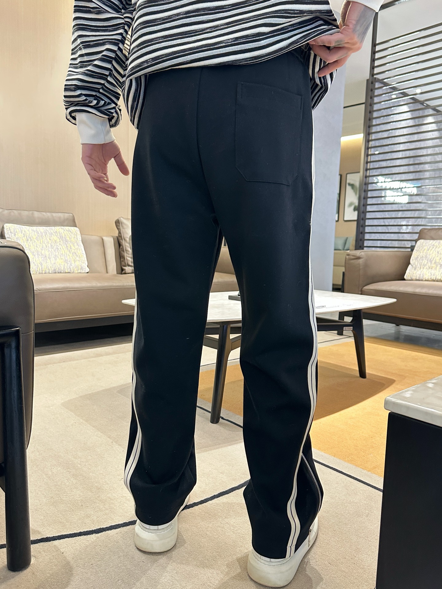   LV  顶级货品🐮 🆕2025春夏新款休闲裤！官网同步发售。品牌经典LOGO休闲裤 ，定制面料，舒适