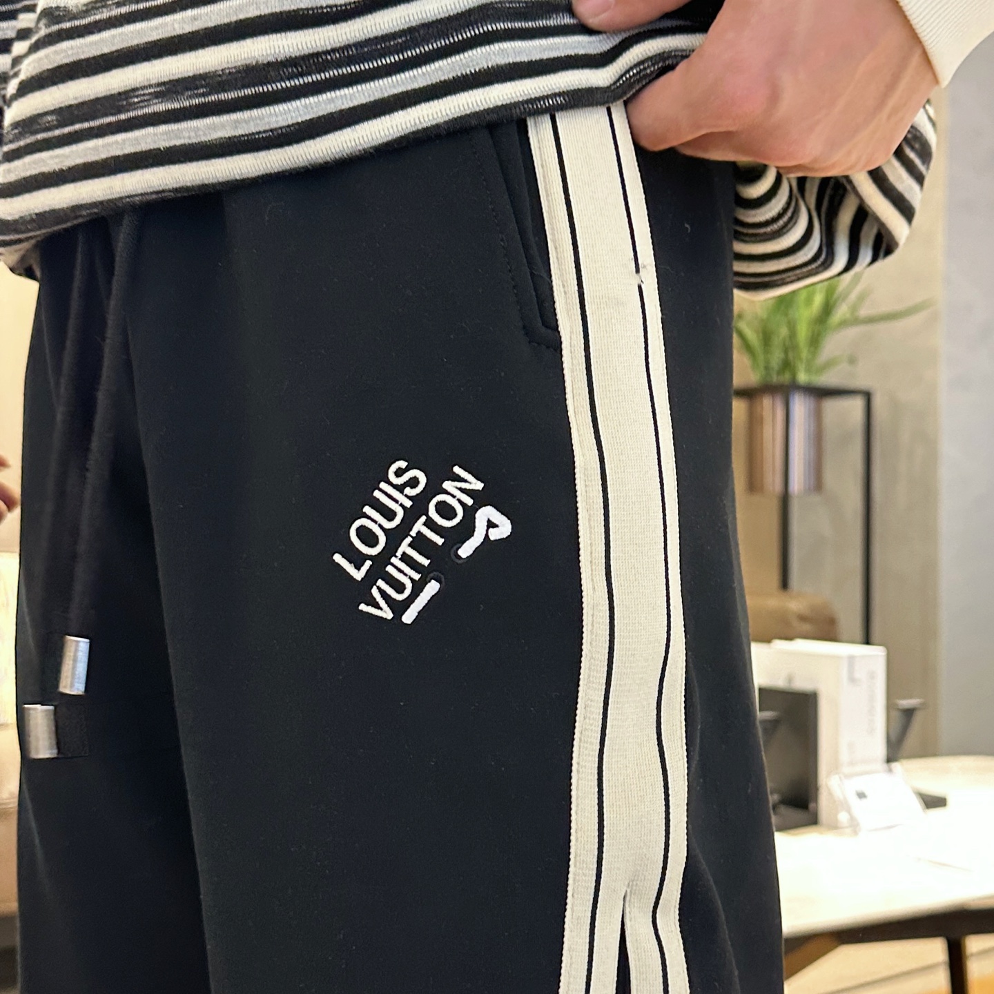   LV  顶级货品🐮 🆕2025春夏新款休闲裤！官网同步发售。品牌经典LOGO休闲裤 ，定制面料，舒适