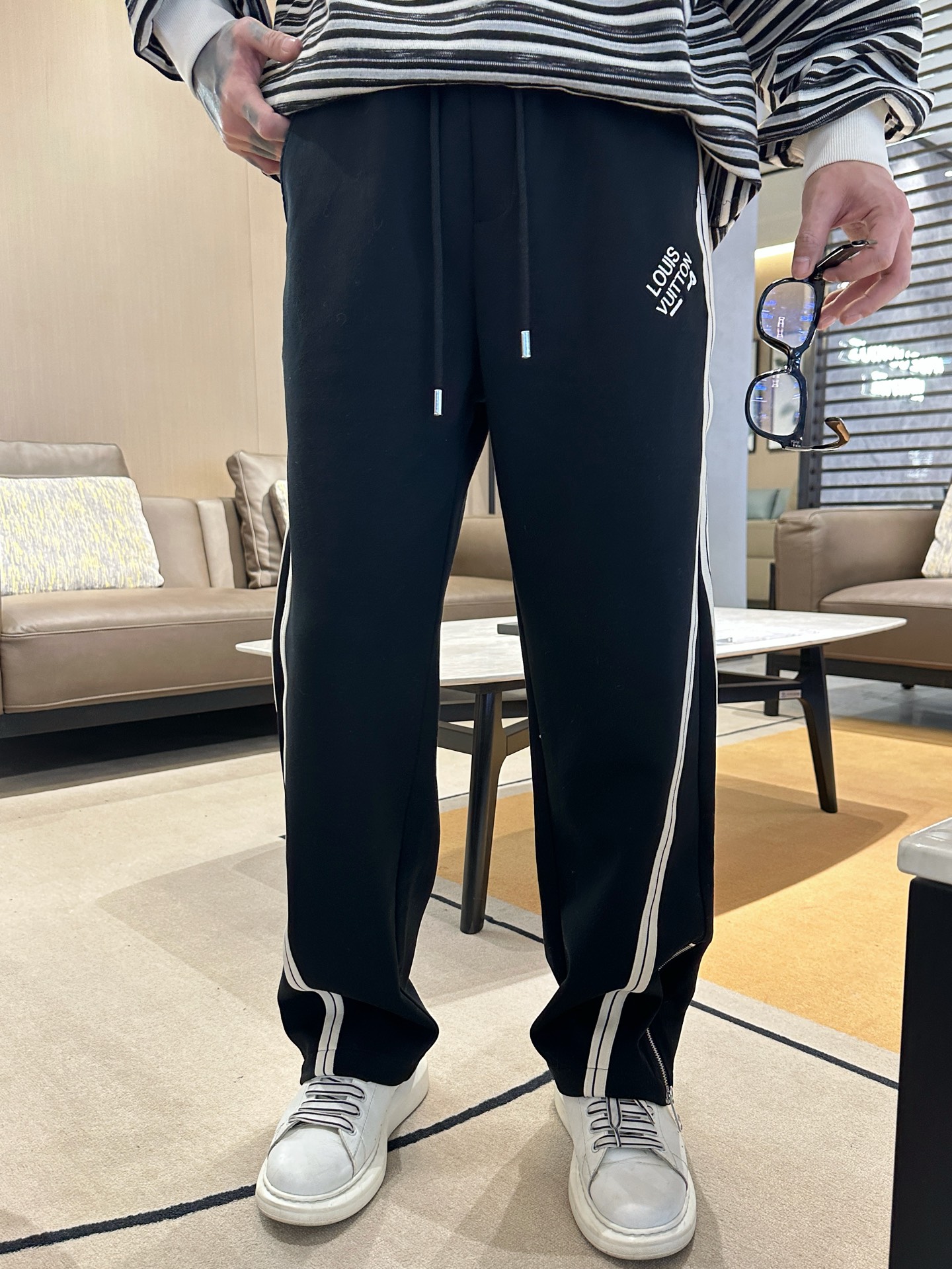   LV  顶级货品🐮 🆕2025春夏新款休闲裤！官网同步发售。品牌经典LOGO休闲裤 ，定制面料，舒适