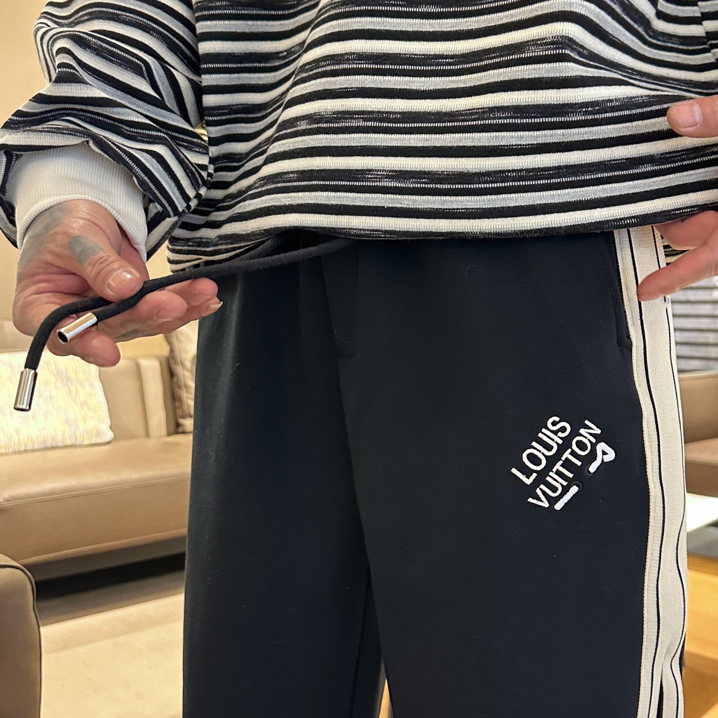   LV  顶级货品🐮 🆕2025春夏新款休闲裤！官网同步发售。品牌经典LOGO休闲裤 ，定制面料，舒适