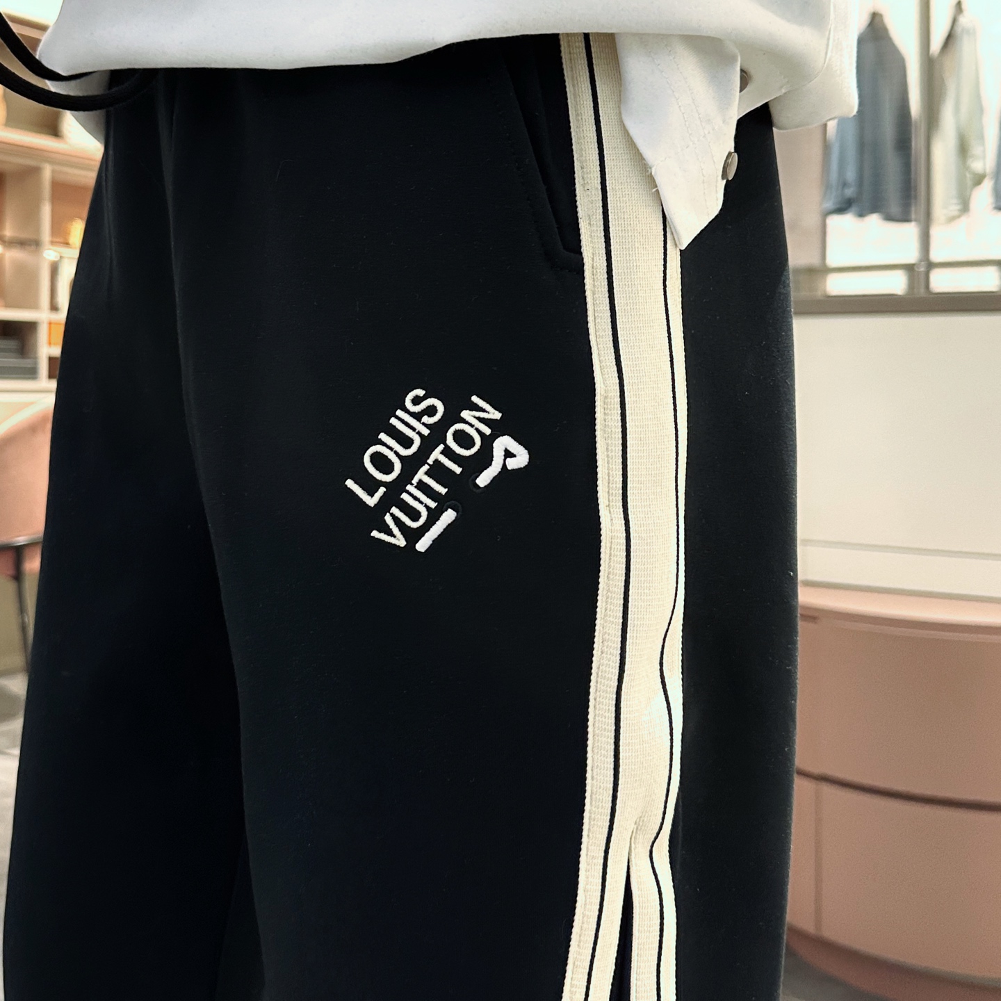   LV  顶级货品🐮🆕2025春夏新款休闲裤！官网同步发售。品牌经典LOGO休闲裤 ，定制面料，舒适度