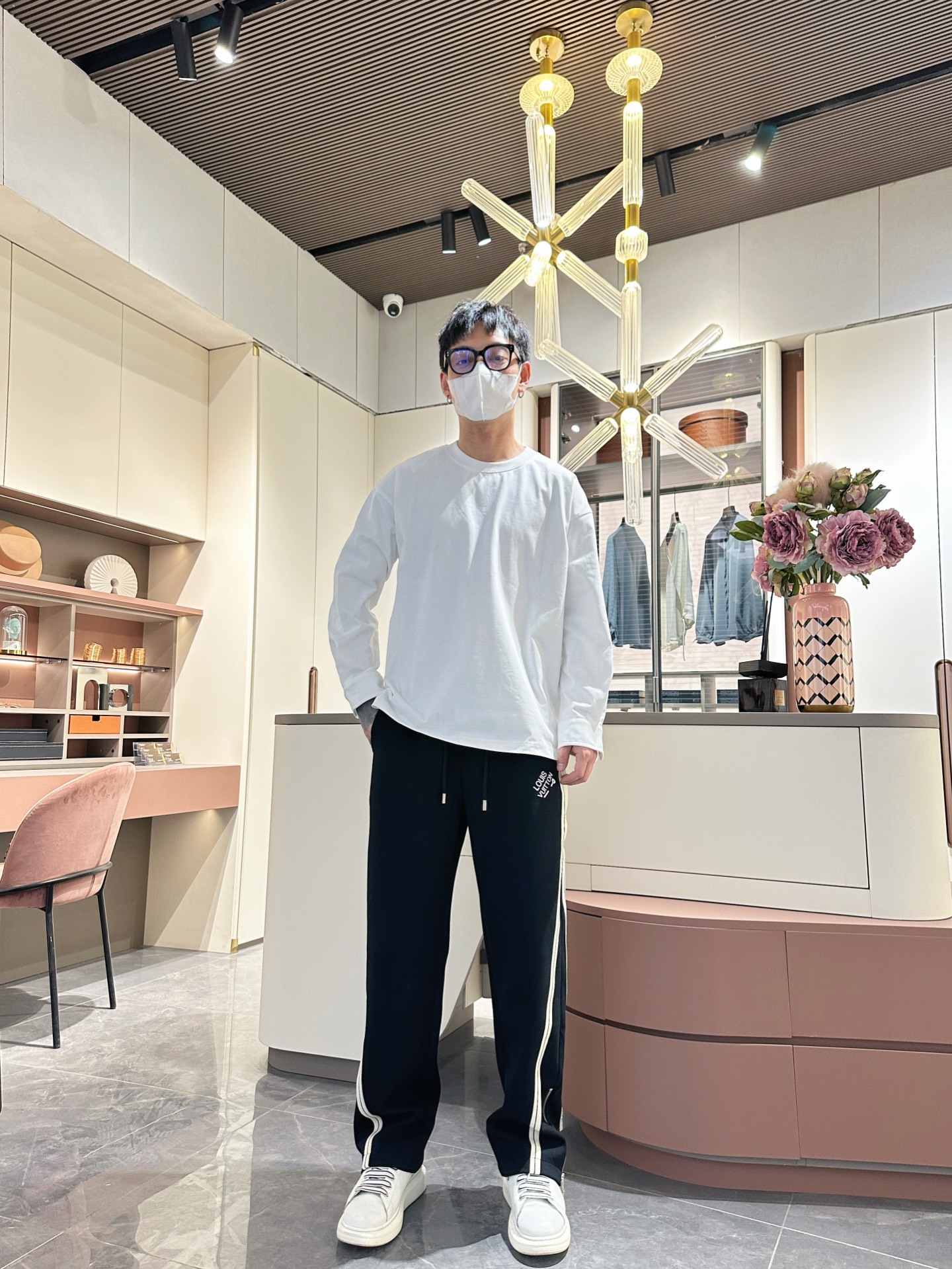   LV  顶级货品🐮🆕2025春夏新款休闲裤！官网同步发售。品牌经典LOGO休闲裤 ，定制面料，舒适度