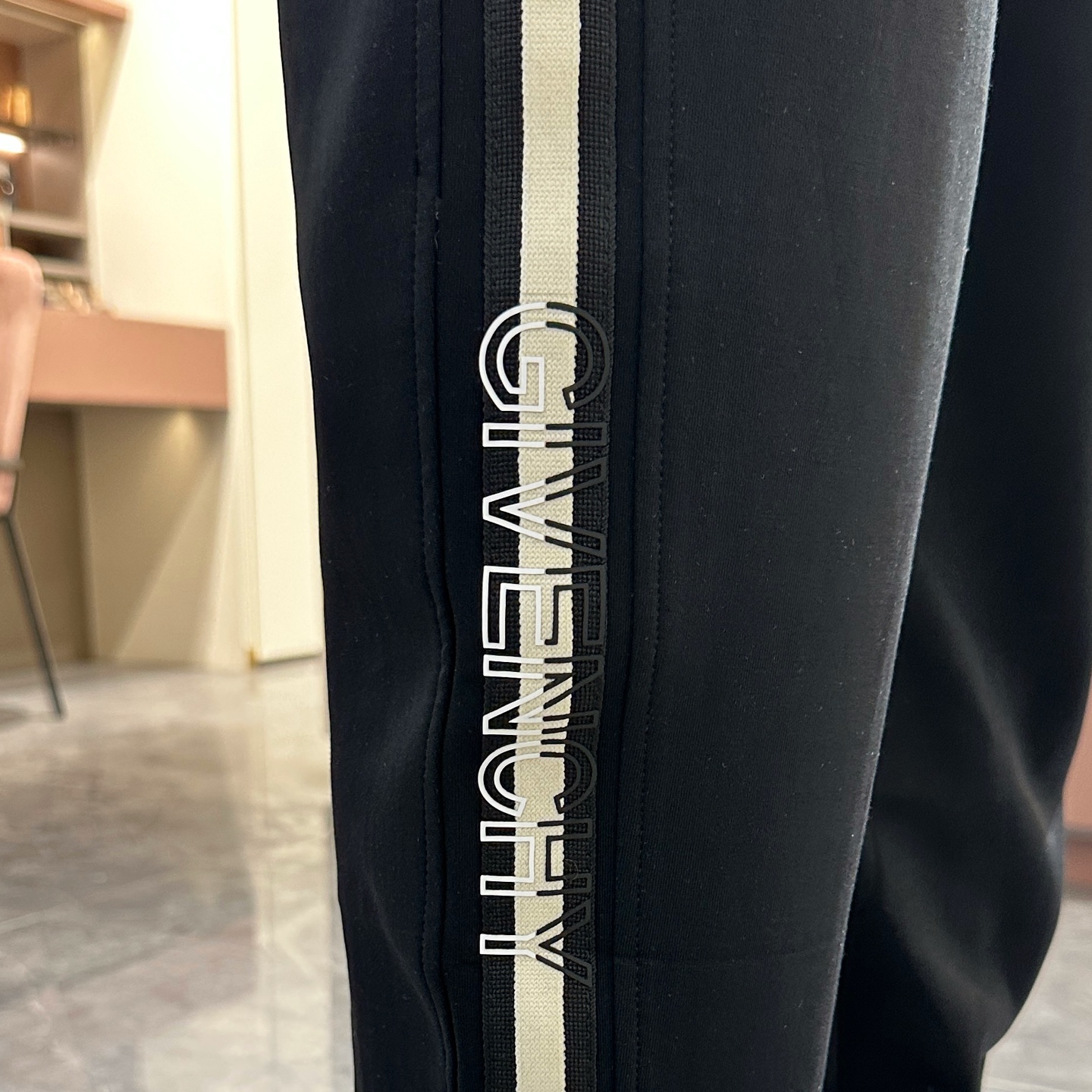   纪梵希  顶级货品🐮🆕2025春夏新款休闲裤！官网同步发售。品牌经典LOGO休闲裤 ，定制面料，舒适
