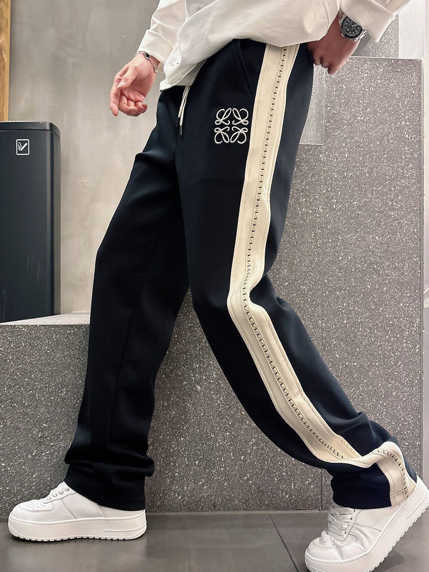 NO:119488,Luo Yiwei's new spring 2025 casual pants!  The official website is released simultaneously. The brand's classic LOGO casual pants, customized fabric, excellent comfort, strong hand touch. Very high recognition, perfect quality craftsmanship. Size M-3XL, loewe, alexander wang19860909罗意威2025春季新款休闲裤！官网同步发售.品牌经典LOGO休闲裤 ,定制面料,舒适度极好,手触感强烈.辨识度极高,完美品相工艺. 尺码M-3XL,,loewe,alexander wang,Men's clothing