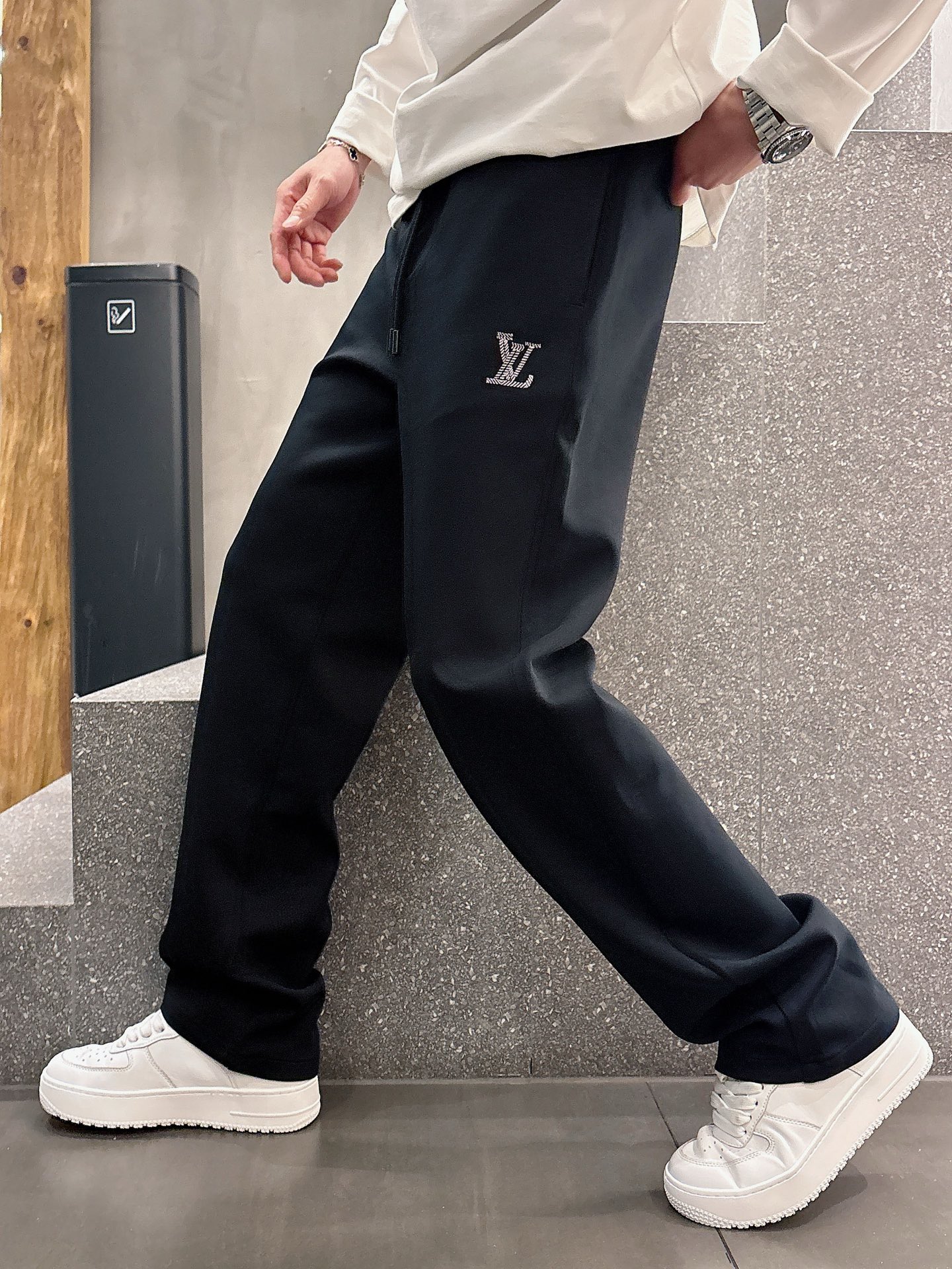 NO:119491,LV2025 spring new casual pants!  The official website is released simultaneously. The brand's classic LOGO casual pants, customized fabric, excellent comfort, strong hand touch. Extremely recognizable, perfect quality craftsmanship. Size M-3XL,,louis vuitton,alexander wang19860909LV2025春季新款休闲裤！官网同步发售.品牌经典LOGO休闲裤 ,定制面料,舒适度极好,手触感强烈.辨识度极高,完美品相工艺. 尺码M-3XL,,louis vuitton,alexander wang,Men's clothing
