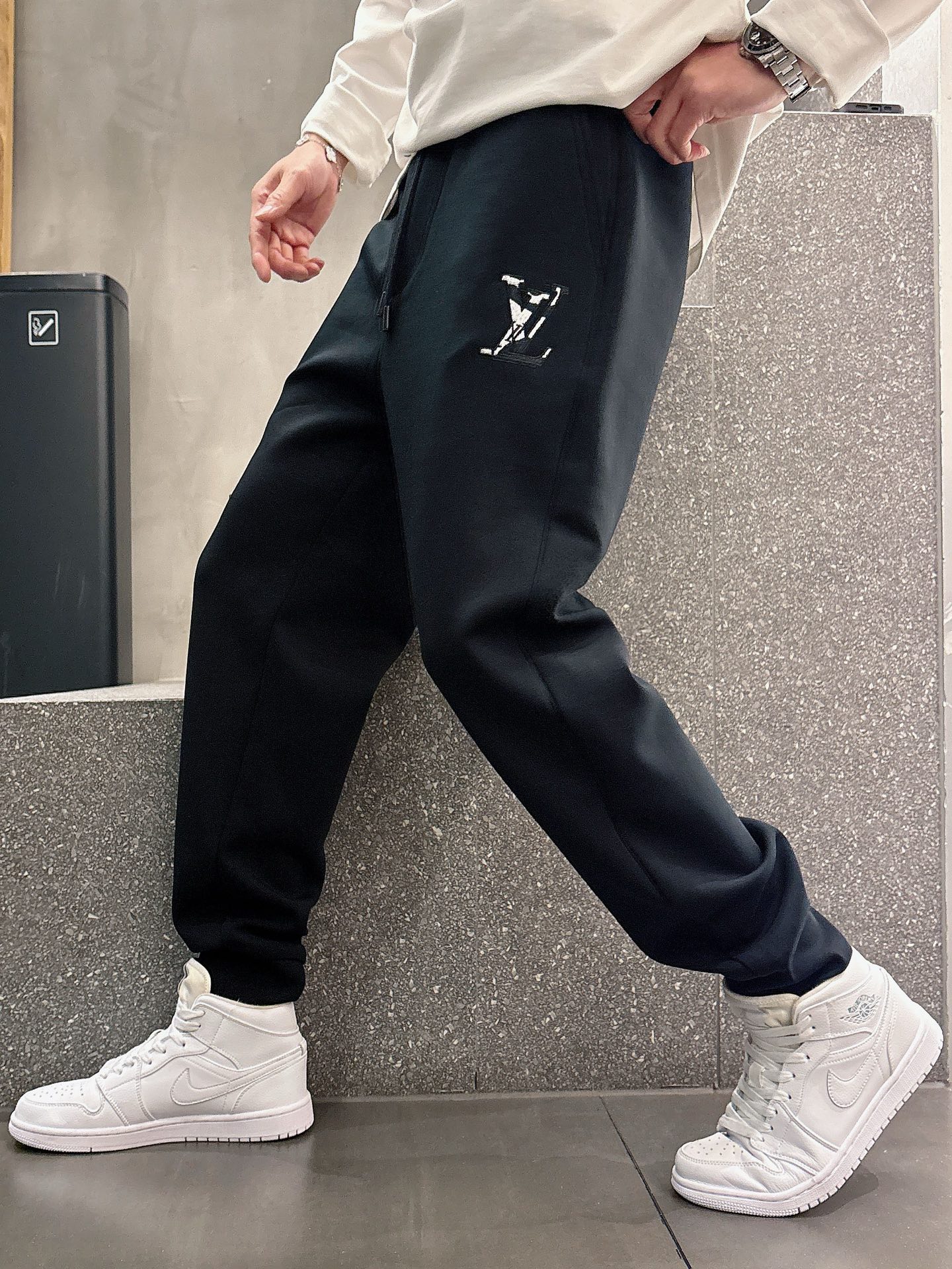 NO:119474,LV2025 spring new casual pants!  The official website is released simultaneously. The brand's classic LOGO casual pants, customized fabric, excellent comfort, strong hand touch. Extremely recognizable, perfect quality craftsmanship. Size M-3XL,,louis vuitton,alexander wang19860909LV2025春季新款休闲裤！官网同步发售.品牌经典LOGO休闲裤 ,定制面料,舒适度极好,手触感强烈.辨识度极高,完美品相工艺. 尺码M-3XL,,louis vuitton,alexander wang,Men's clothing