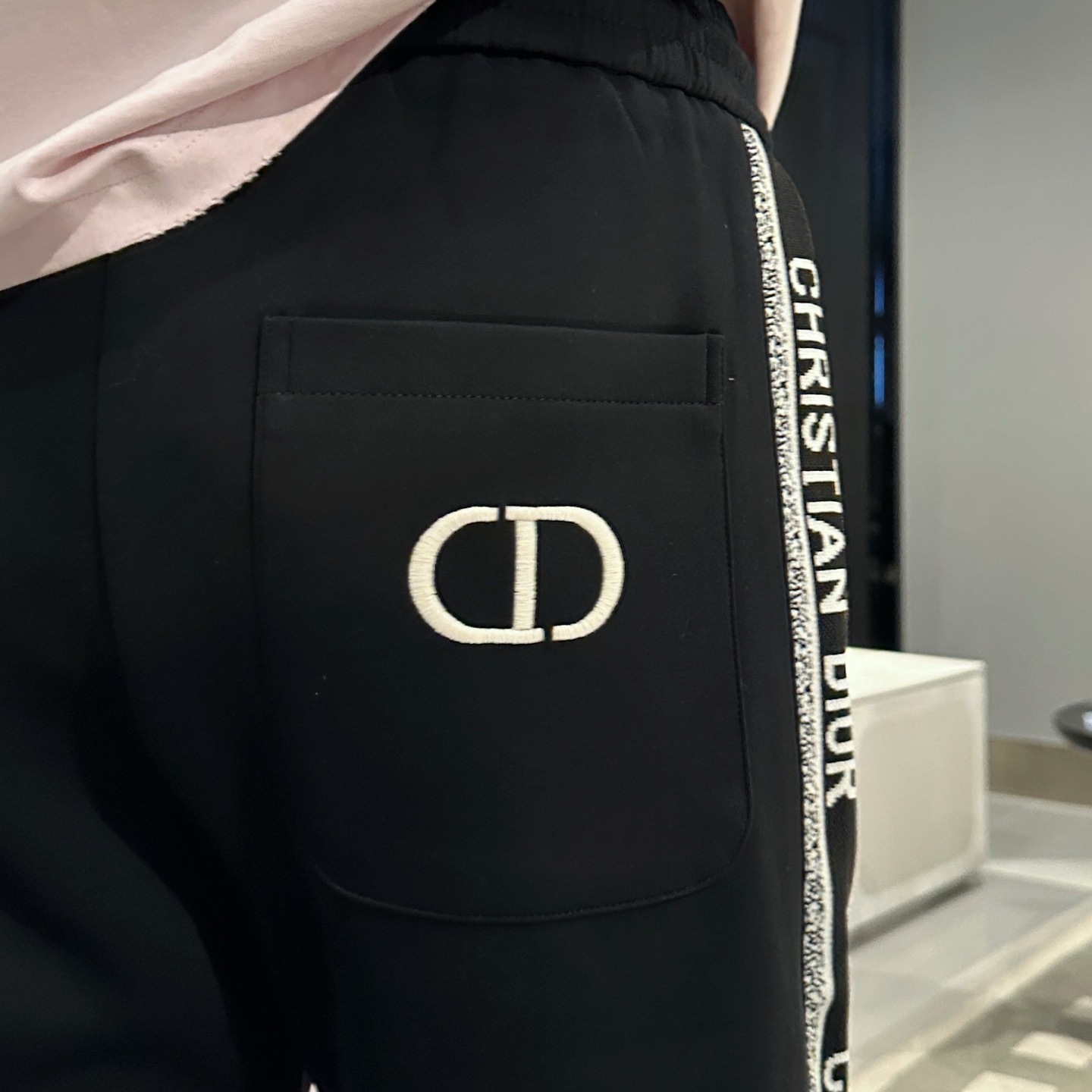 迪奥 顶级货品🐮 🆕2025秋冬新款休闲裤！官网同步发售。品牌经典LOGO休闲裤 ，定制面料，舒适度极好