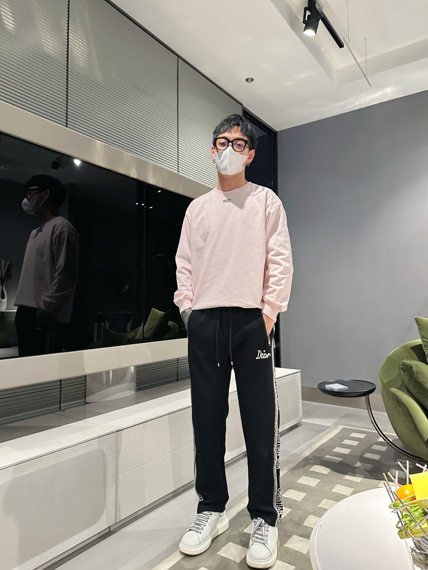 迪奥 顶级货品🐮 🆕2025秋冬新款休闲裤！官网同步发售。品牌经典LOGO休闲裤 ，定制面料，舒适度极好