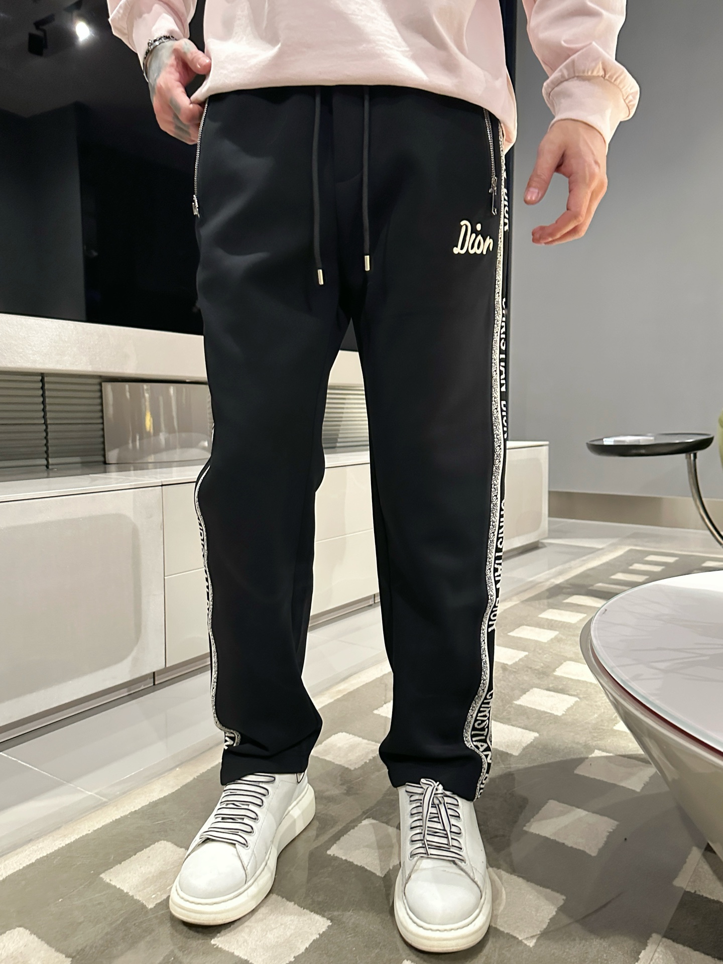 迪奥 顶级货品🐮 🆕2025秋冬新款休闲裤！官网同步发售。品牌经典LOGO休闲裤 ，定制面料，舒适度极好