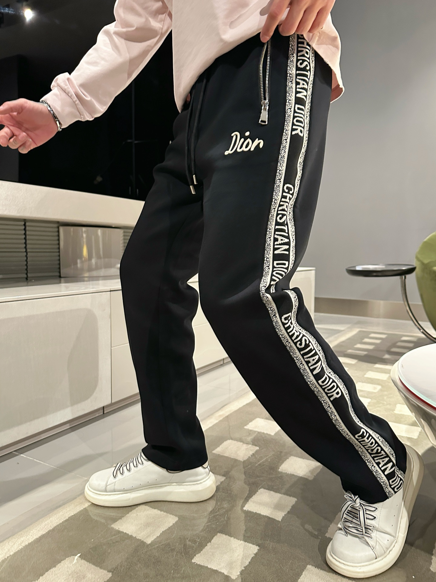 迪奥 顶级货品🐮 🆕2025秋冬新款休闲裤！官网同步发售。品牌经典LOGO休闲裤 ，定制面料，舒适度极好