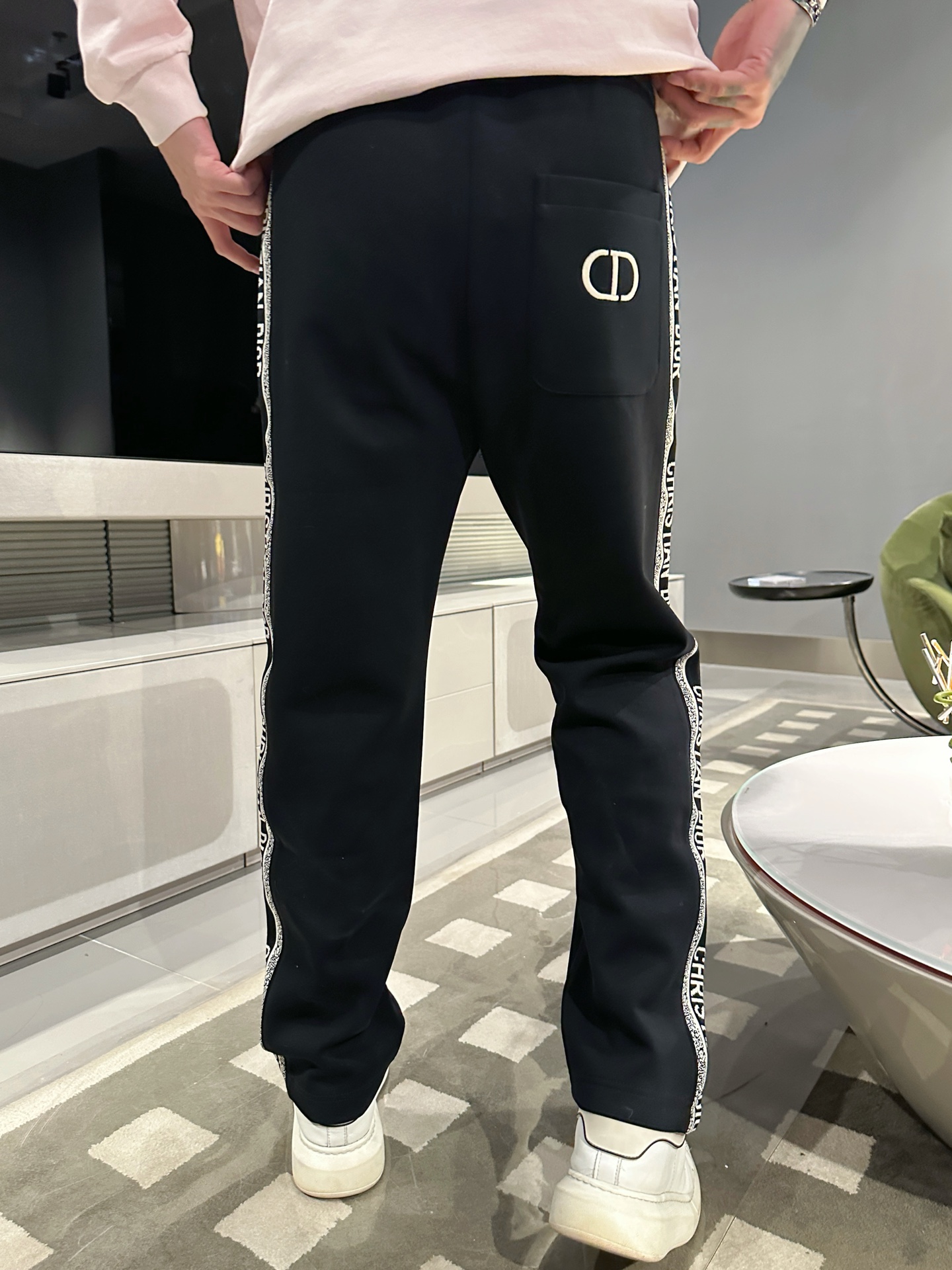 迪奥 顶级货品🐮 🆕2025秋冬新款休闲裤！官网同步发售。品牌经典LOGO休闲裤 ，定制面料，舒适度极好