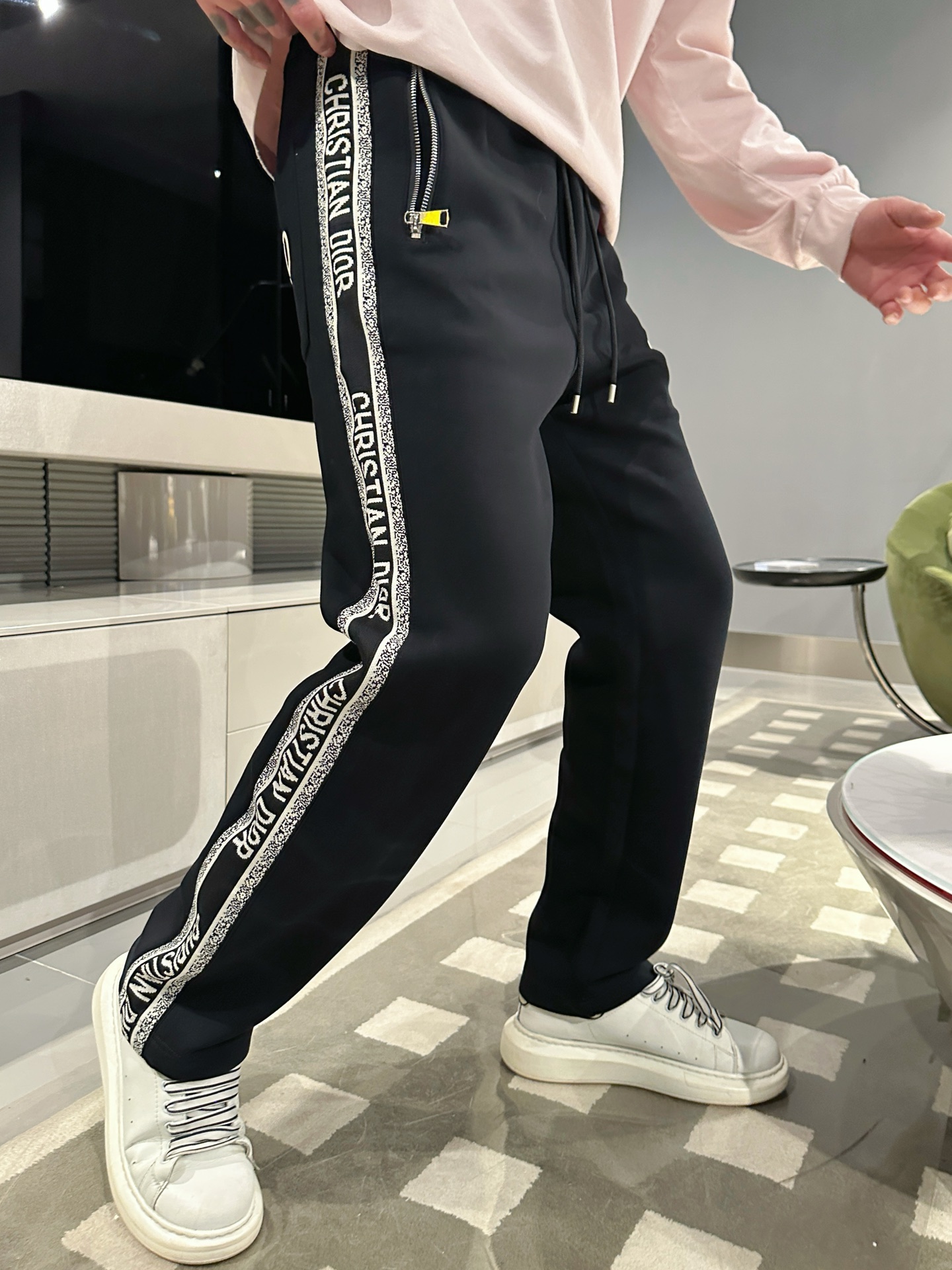 迪奥 顶级货品🐮 🆕2025秋冬新款休闲裤！官网同步发售。品牌经典LOGO休闲裤 ，定制面料，舒适度极好