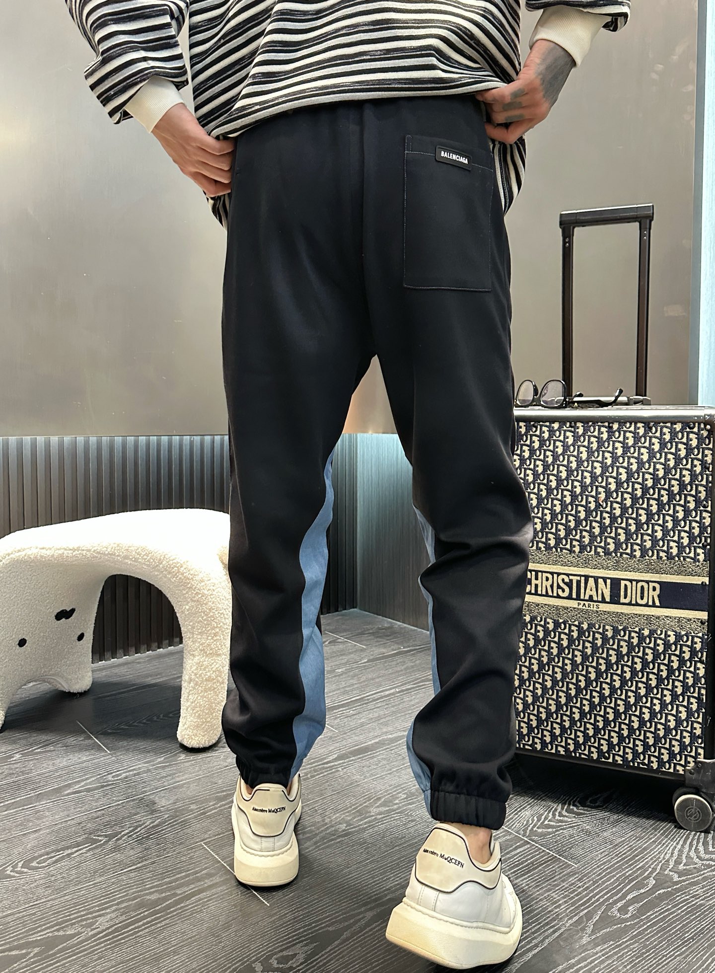 Balenciaga Men's Classic Logo Joggers - Comfortable & Stylish Sweatpants 5 i1737954941704 1037 0 4