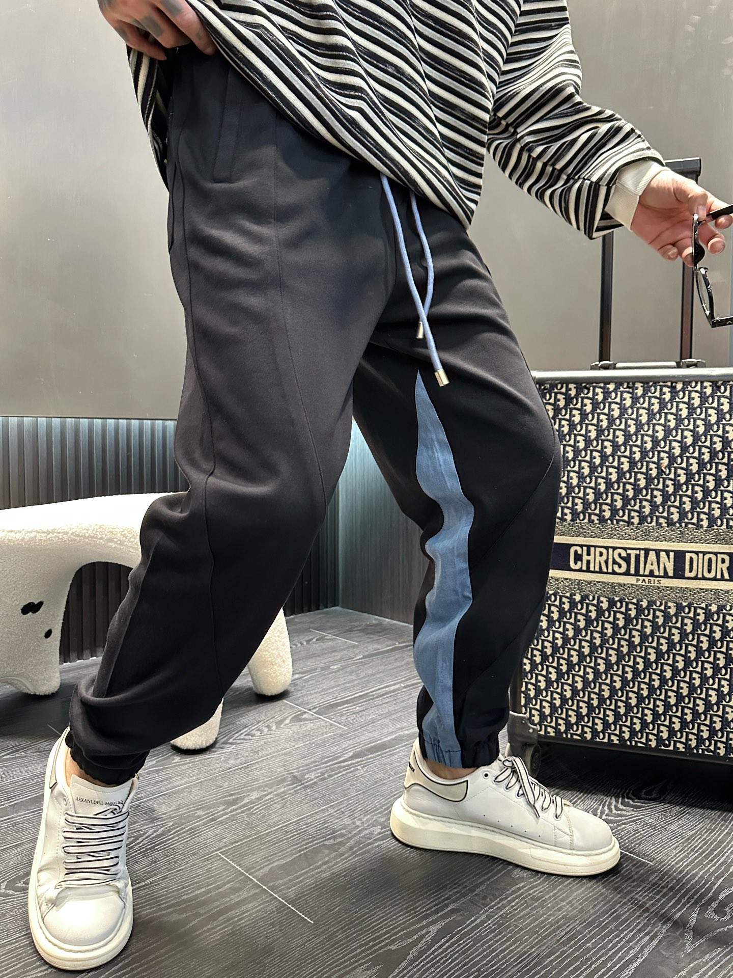 Balenciaga Men's Classic Logo Joggers - Comfortable & Stylish Sweatpants 4 i1737954943035 308 0 3