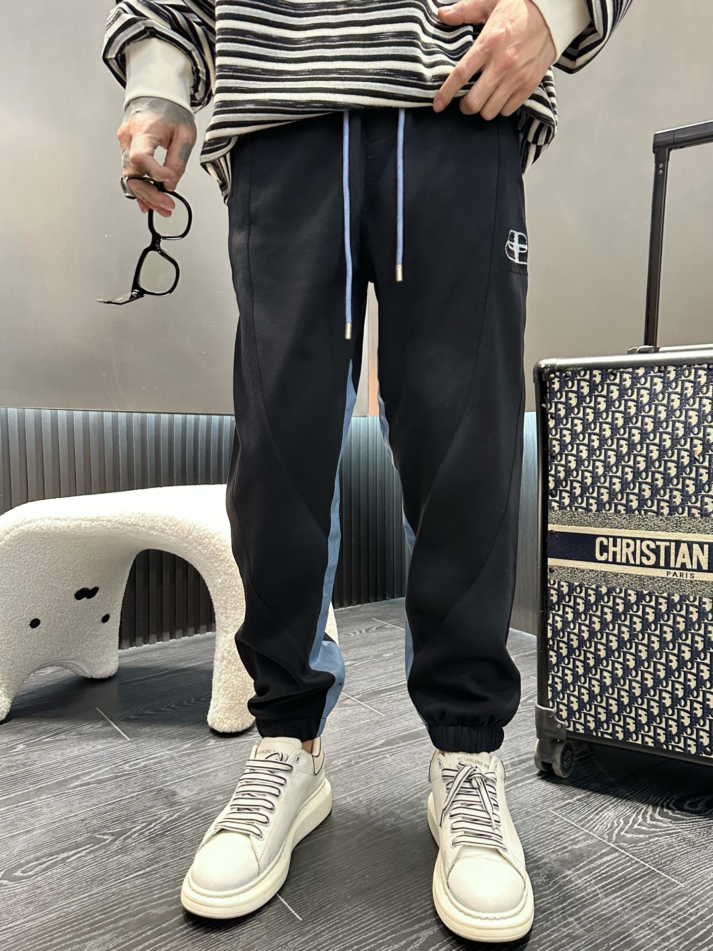 Balenciaga Men's Classic Logo Joggers - Comfortable & Stylish Sweatpants 3 i1737954943037 4366 0 1