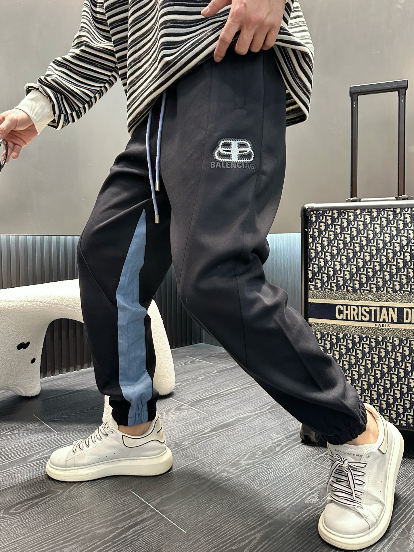 Balenciaga Men's Classic Logo Joggers - Comfortable & Stylish Sweatpants 2 i1737954943051 3484 0 2