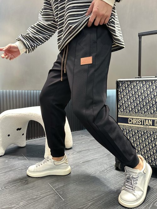 Pantalones Casuales Burberry Clásicos con Logo, Primavera 2025 1 Pantalones Casuales Burberry Clásicos con Logo, Primavera 2025