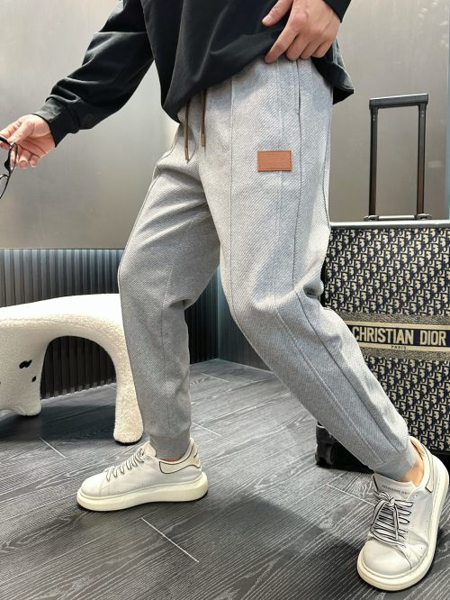 Pantalon de Survêtement Burberry Classique avec Logo Discret, Collection Printemps 2025 1 Pantalon de Survêtement Burberry Classique avec Logo Discret, Collection Printemps 2025
