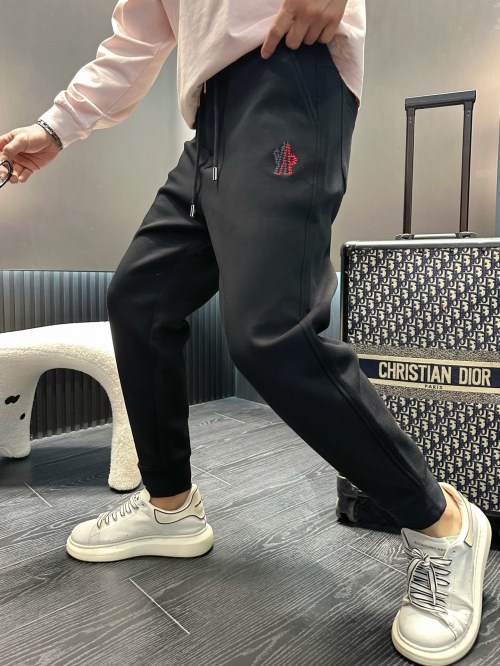 Moncler بنطلون رياضي كلاسيكي بشعار الماركة - مريح وأنيق لموسم الربيع 2025 1 Moncler بنطلون رياضي كلاسيكي بشعار الماركة - مريح وأنيق لموسم الربيع 2025
