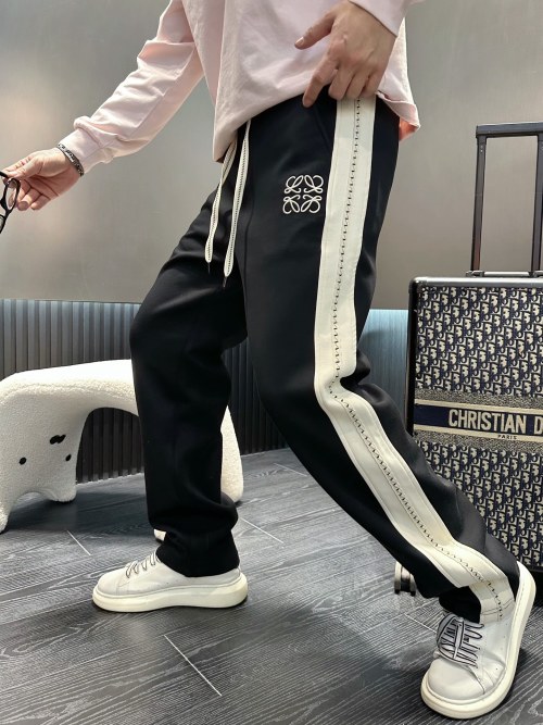 Loewe بنطلون رياضي كلاسيكي بشعار العلامة التجارية للرجال 1 Loewe بنطلون رياضي كلاسيكي بشعار العلامة التجارية للرجال