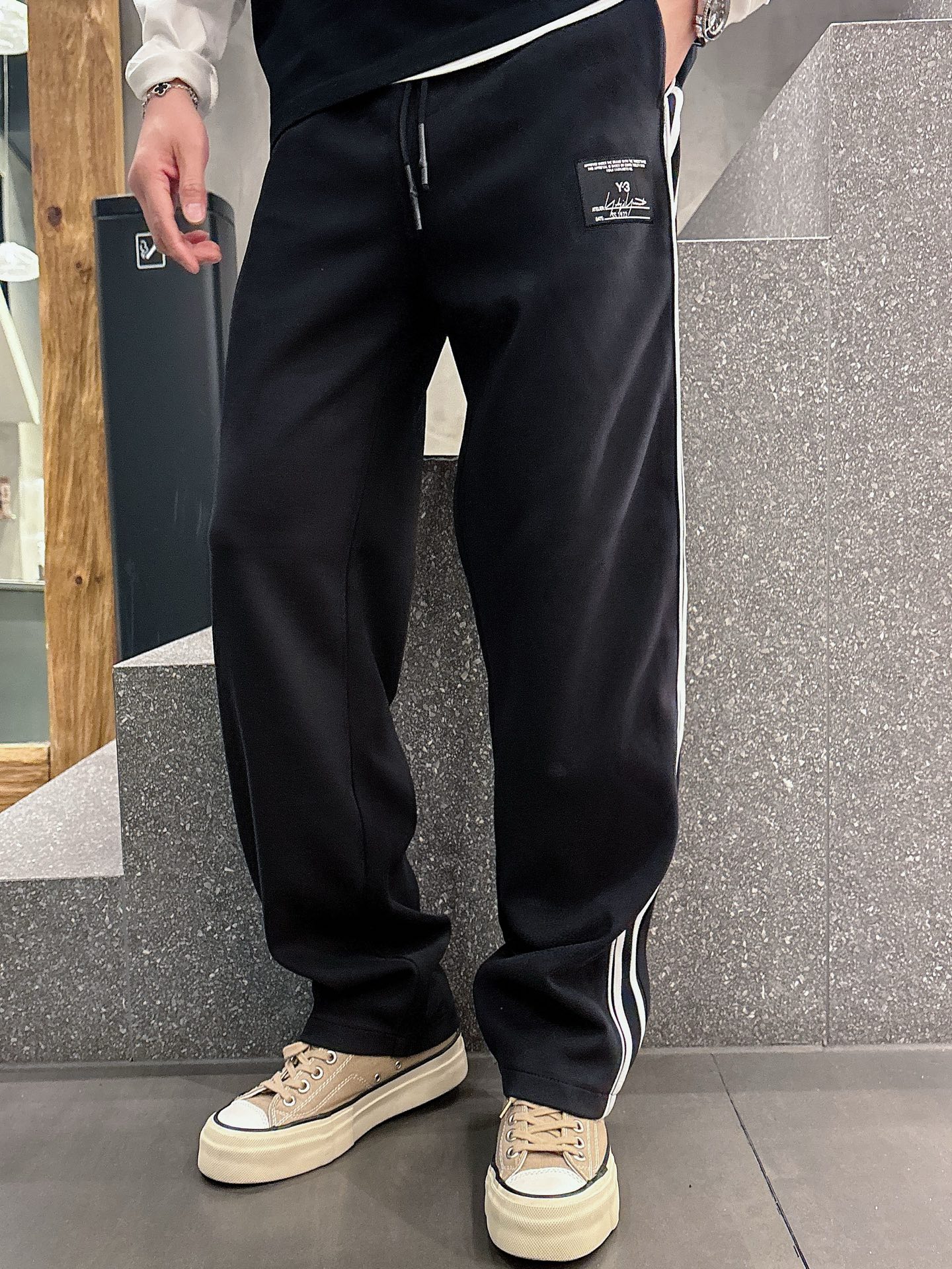 “New 2025 Classic Logo Leisure Pants: Custom Fabrics, Great Comfort, Highly Visible” - 图片 2
