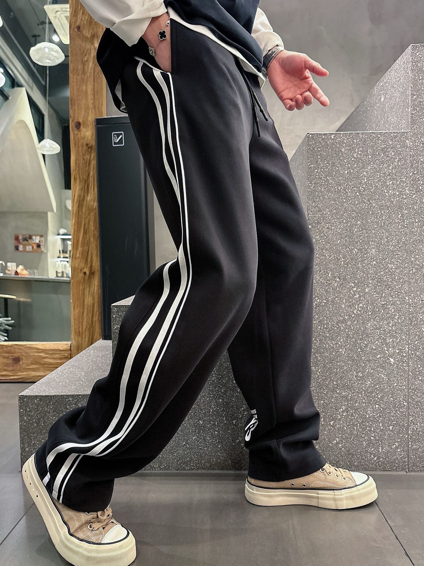“New 2025 Classic Logo Leisure Pants: Custom Fabrics, Great Comfort, Highly Visible” - 图片 3