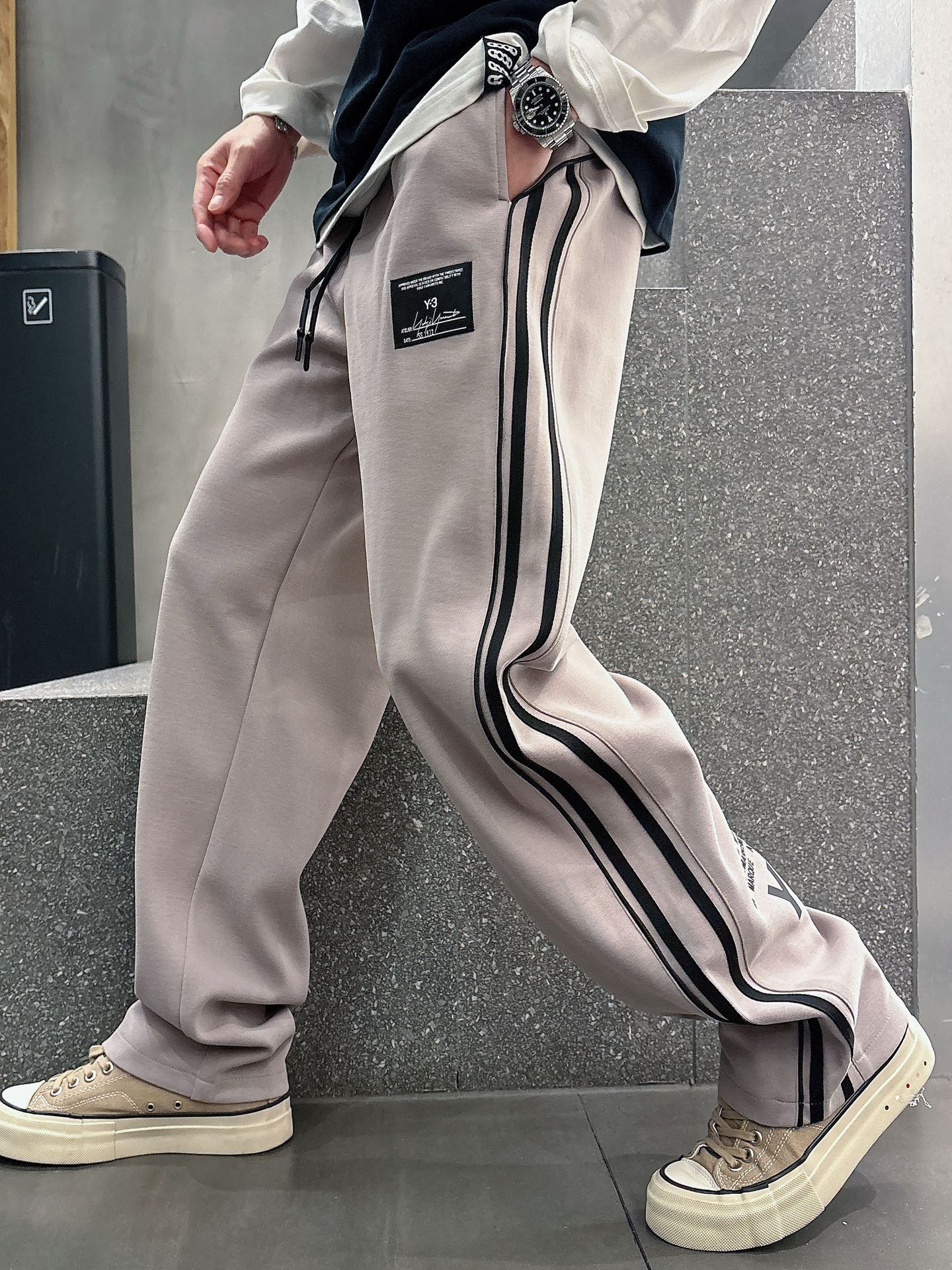 NO:119498,Y32025 spring new casual pants!  The official website is released simultaneously. The brand's classic LOGO casual pants, customized fabric, excellent comfort, strong hand touch. Extremely recognizable, perfect quality craftsmanship. Size M-3XL, alexander wang19860909Y32025春季新款休闲裤！官网同步发售.品牌经典LOGO休闲裤 ,定制面料,舒适度极好,手触感强烈.辨识度极高,完美品相工艺. 尺码M-3XL,,alexander wang,Men's clothing
