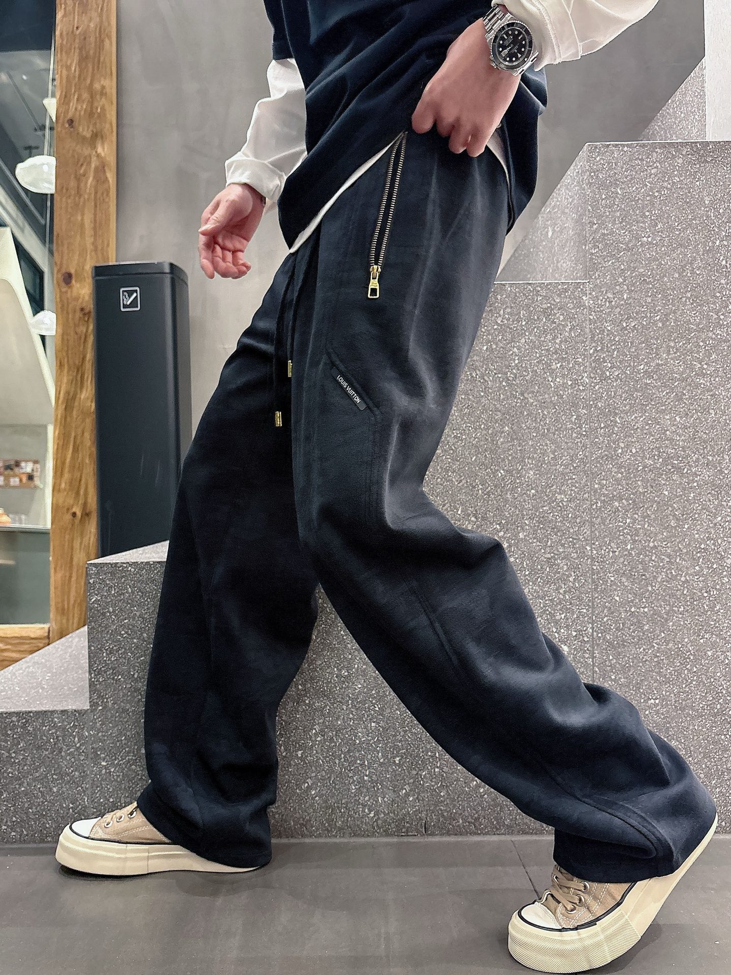 NO:119500,LV 2025 spring new casual pants!  The official website is released simultaneously. The brand's classic LOGO casual pants, customized fabric, excellent comfort, strong hand touch. Extremely recognizable, perfect quality craftsmanship. Size M-3XL,,louis vuitton,alexander wang19860909LV 2025春季新款休闲裤！官网同步发售.品牌经典LOGO休闲裤 ,定制面料,舒适度极好,手触感强烈.辨识度极高,完美品相工艺. 尺码M-3XL,,louis vuitton,alexander wang,Men's clothing