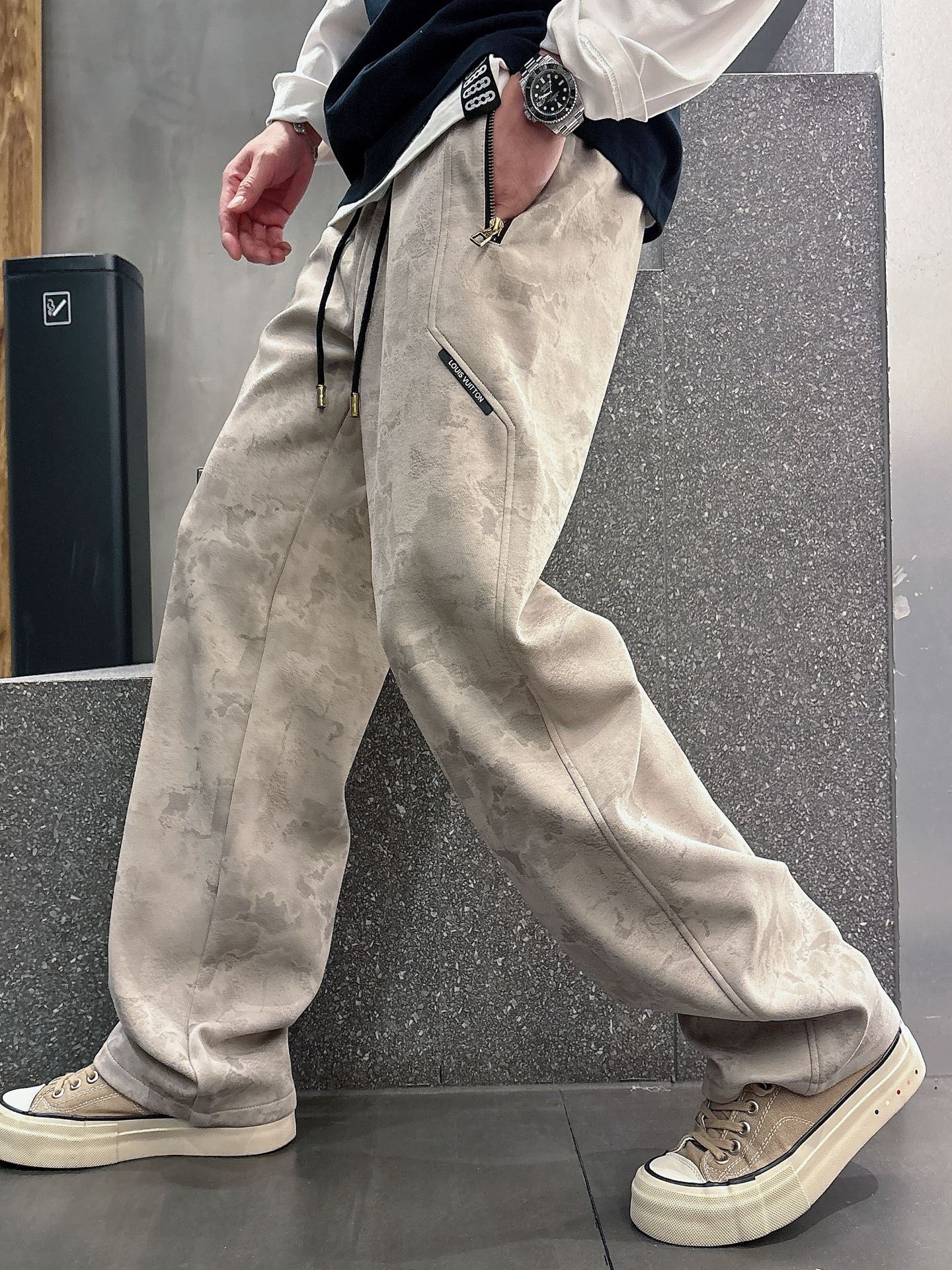 NO:119502,LV2025 spring new casual pants!  The official website is released simultaneously. The brand's classic LOGO casual pants, customized fabric, excellent comfort, strong hand touch. Extremely recognizable, perfect quality craftsmanship. Size M-3XL,,louis vuitton,alexander wang19860909LV2025春季新款休闲裤！官网同步发售.品牌经典LOGO休闲裤 ,定制面料,舒适度极好,手触感强烈.辨识度极高,完美品相工艺. 尺码M-3XL,,louis vuitton,alexander wang,Men's clothing