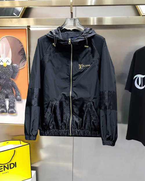 Chaqueta Ligera con Capucha Louis Vuitton Lovers - Colección Primavera 2025 1 Chaqueta Ligera con Capucha Louis Vuitton Lovers - Colección Primavera 2025