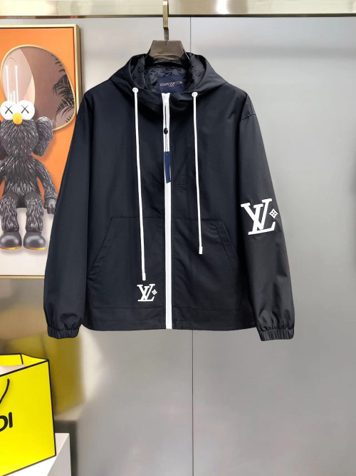 جاكيت لويس فويتون رجالي أسود بشعار LV لموسم ربيع 2025 1 جاكيت لويس فويتون رجالي أسود بشعار LV لموسم ربيع 2025