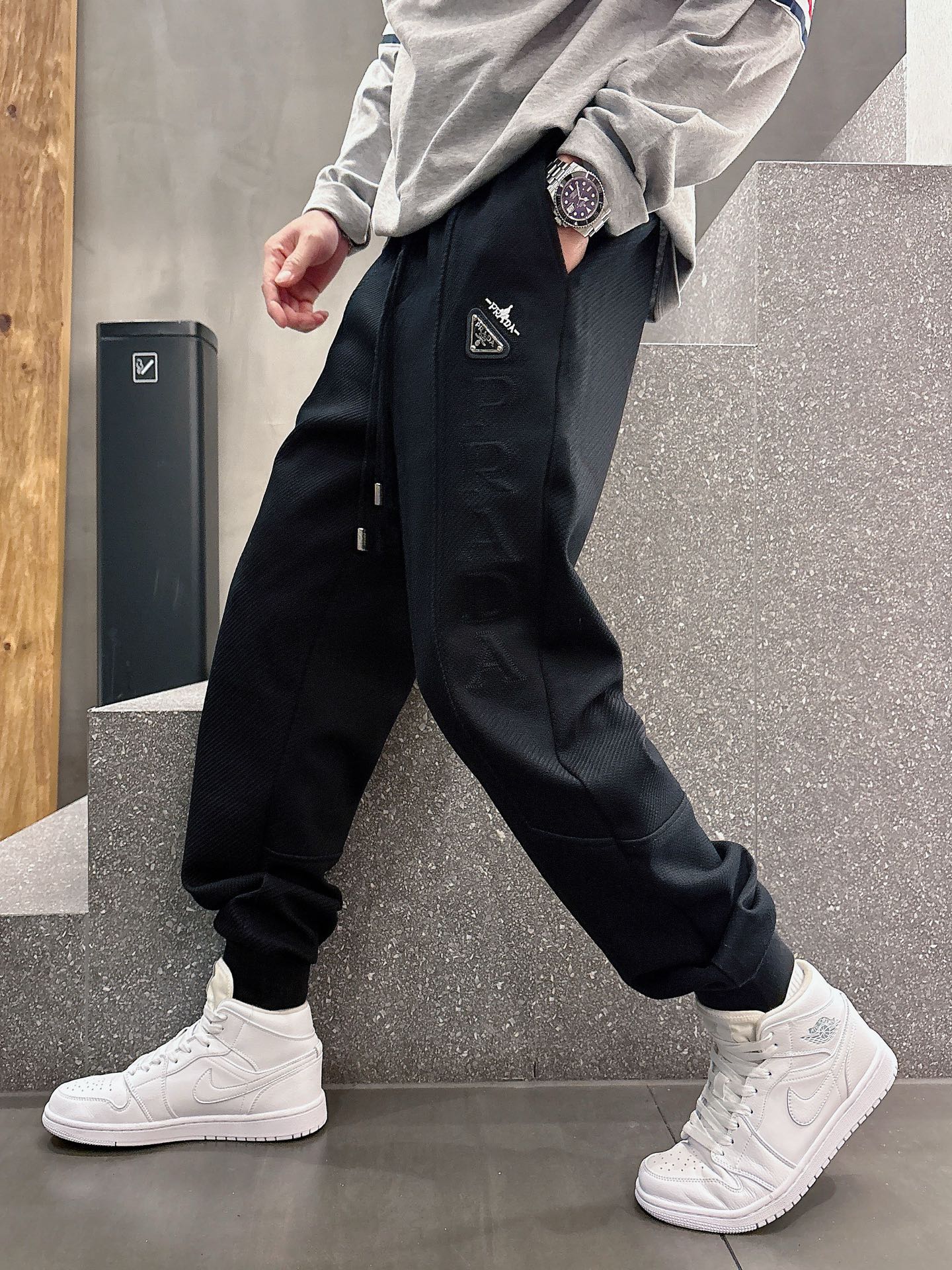 NO:119477,Prada's new spring 2025 casual pants!  The official website is released simultaneously. The brand's classic LOGO casual pants, customized fabric, excellent comfort, strong hand touch. Extremely recognizable, perfect quality craftsmanship. Size M-3XL, prada, alexander wang19860909普拉达2025春季新款休闲裤！官网同步发售.品牌经典LOGO休闲裤 ,定制面料,舒适度极好,手触感强烈.辨识度极高,完美品相工艺. 尺码M-3XL,,prada,alexander wang,Men's clothing