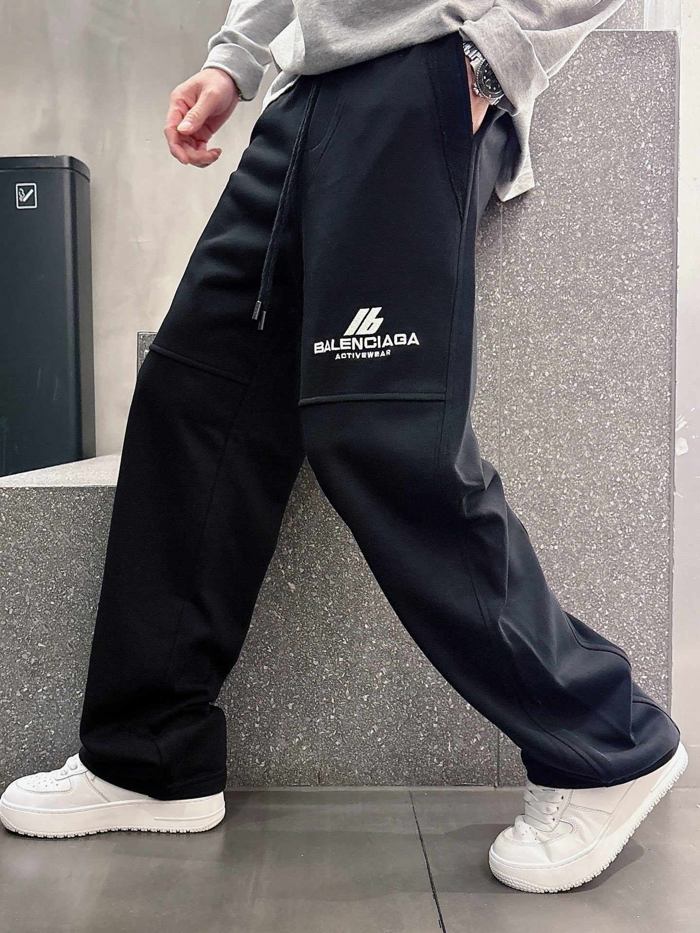 NO:119504,Balenciaga spring 2025 new casual pants!  The official website is released simultaneously. The brand's classic LOGO casual pants, customized fabric, excellent comfort, strong hand touch. Extremely recognizable, perfect quality craftsmanship. Size M-3XL, balenciaga, alexander wang19860909巴黎世家2025春季新款休闲裤！官网同步发售.品牌经典LOGO休闲裤 ,定制面料,舒适度极好,手触感强烈.辨识度极高,完美品相工艺. 尺码M-3XL,,balenciaga,alexander wang,Men's clothing