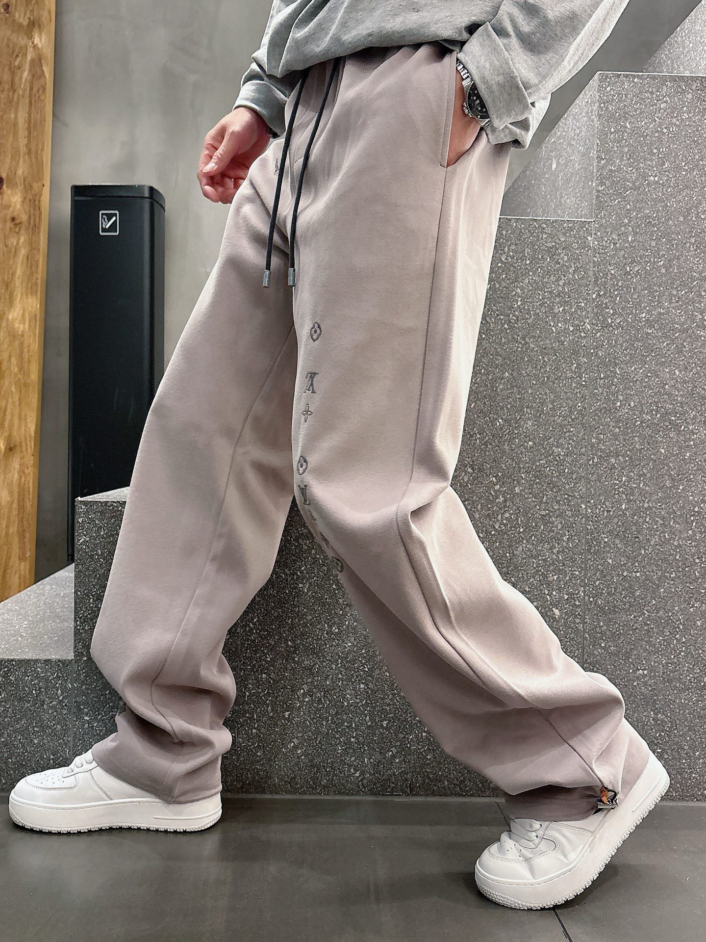 NO:119506,LV2025 spring new casual pants!  The official website is released simultaneously. The brand's classic LOGO casual pants, customized fabric, excellent comfort, strong hand touch. Extremely recognizable, perfect quality craftsmanship. Size M-3XL,,louis vuitton,alexander wang19860909LV2025春季新款休闲裤！官网同步发售.品牌经典LOGO休闲裤 ,定制面料,舒适度极好,手触感强烈.辨识度极高,完美品相工艺. 尺码M-3XL,,louis vuitton,alexander wang,Men's clothing