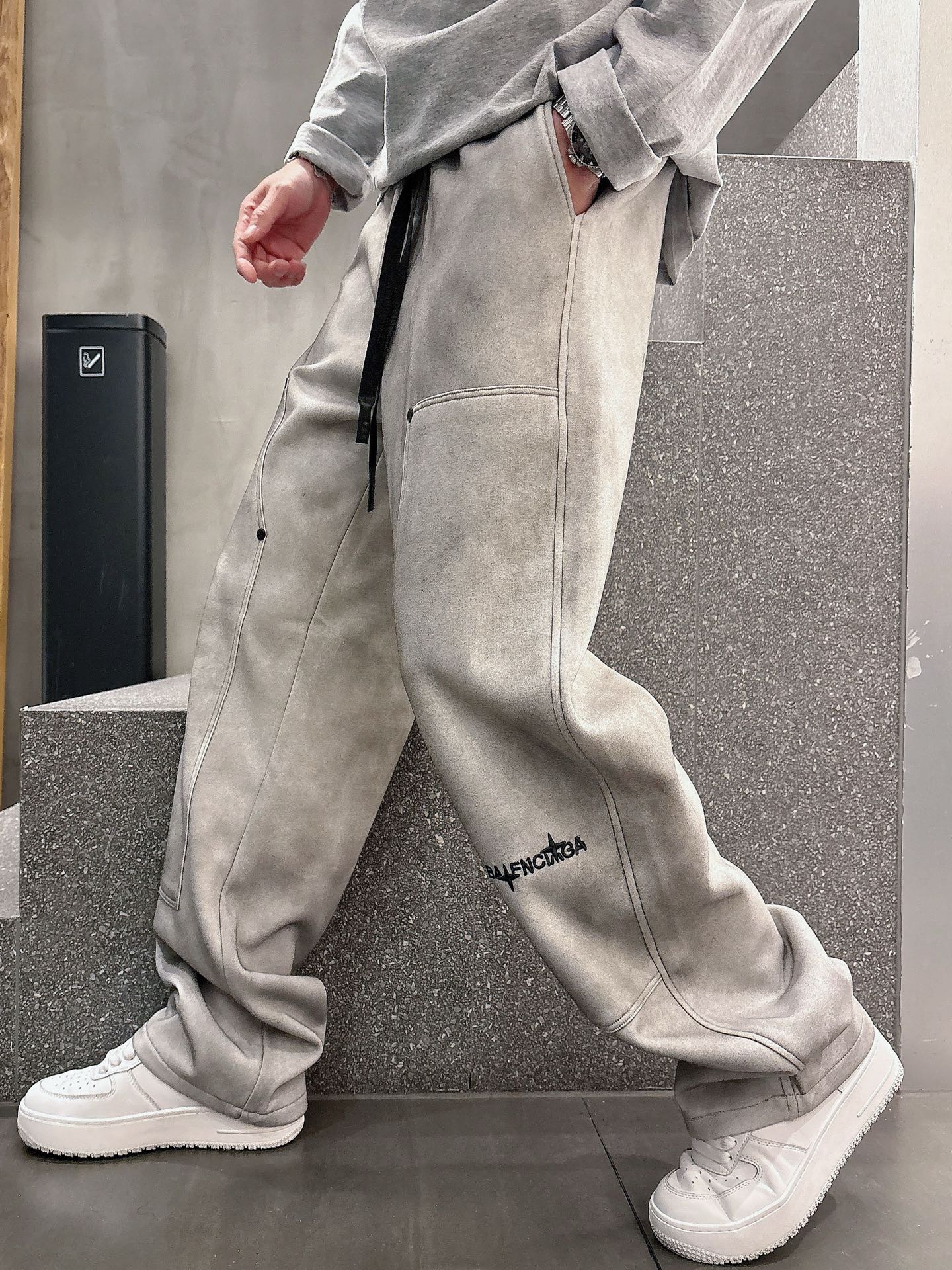 NO:119508,Balenciaga spring 2025 new casual pants!  The official website is released simultaneously. The brand's classic LOGO casual pants, customized fabric, excellent comfort, strong hand touch. Extremely recognizable, perfect quality craftsmanship. Size M-3XL, balenciaga, alexander wang19860909巴黎世家2025春季新款休闲裤！官网同步发售.品牌经典LOGO休闲裤 ,定制面料,舒适度极好,手触感强烈.辨识度极高,完美品相工艺. 尺码M-3XL,,balenciaga,alexander wang,Men's clothing