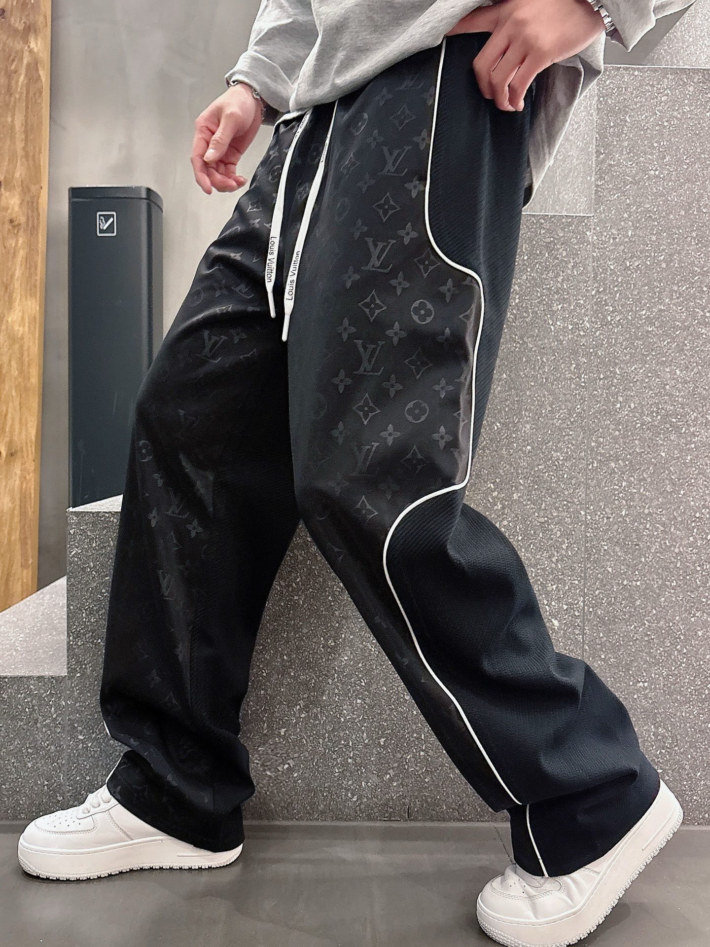 NO:119510,LV2025 spring new casual pants!  The official website is released simultaneously. The brand's classic LOGO casual pants, customized fabric, excellent comfort, strong hand touch. Extremely recognizable, perfect quality craftsmanship. Size M-3XL,,louis vuitton,alexander wang19860909LV2025春季新款休闲裤！官网同步发售.品牌经典LOGO休闲裤 ,定制面料,舒适度极好,手触感强烈.辨识度极高,完美品相工艺. 尺码M-3XL,,louis vuitton,alexander wang,Men's clothing