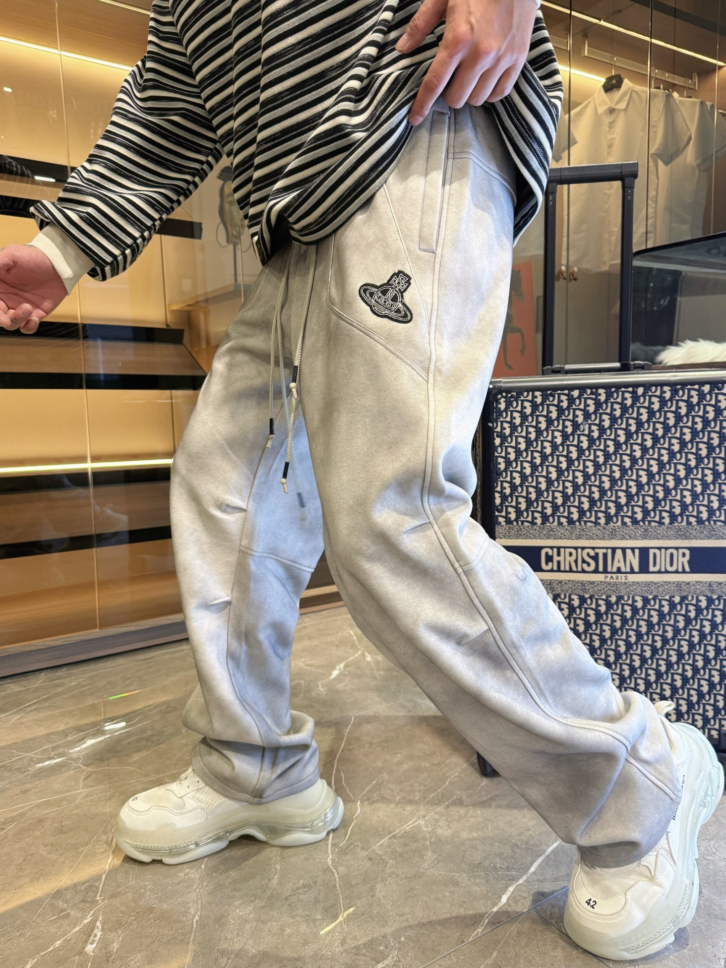 NO:516017,Queen Mother Cinnamon Spring 2025 new casual pants!  The official website is released simultaneously. The brand's classic LOGO casual pants, customized fabric, excellent comfort, strong hand touch. Extremely recognizable, perfect quality craftsmanship. Size M-3XL, alexander wang19860909西太后 2025春季新款休闲裤！官网同步发售.品牌经典LOGO休闲裤 ,定制面料,舒适度极好,手触感强烈.辨识度极高,完美品相工艺. 尺码M-3XL,,alexander wang,Men's clothing