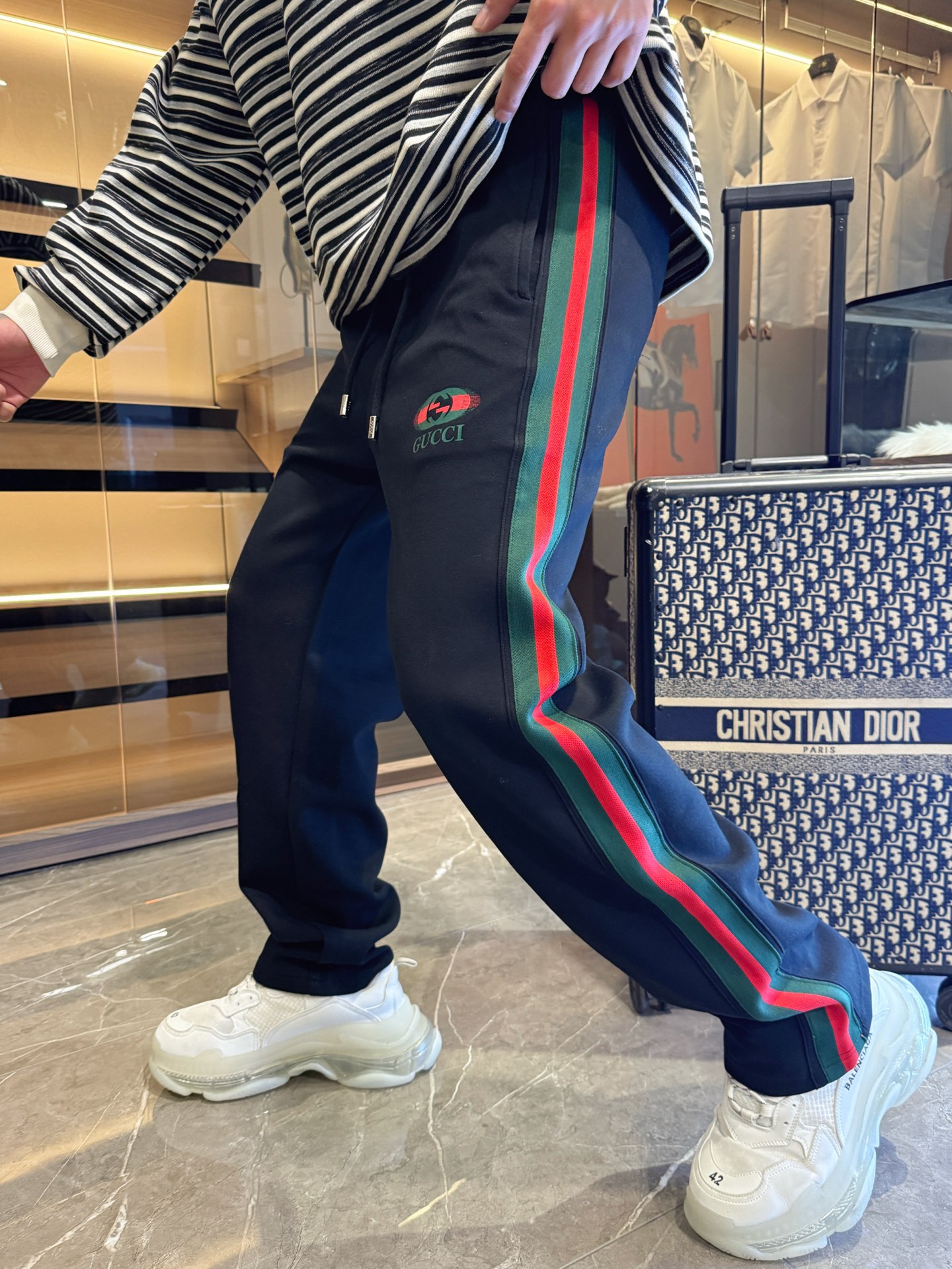 NO:516067,Guqi New spring 2025 casual pants!  The official website is released simultaneously. The brand's classic LOGO casual pants, customized fabric, excellent comfort, strong hand touch. Extremely recognizable, perfect quality craftsmanship. Size M-3XL, alexander wang19860909古奇 2025春季新款休闲裤！官网同步发售.品牌经典LOGO休闲裤 ,定制面料,舒适度极好,手触感强烈.辨识度极高,完美品相工艺. 尺码M-3XL,,alexander wang,Men's clothing