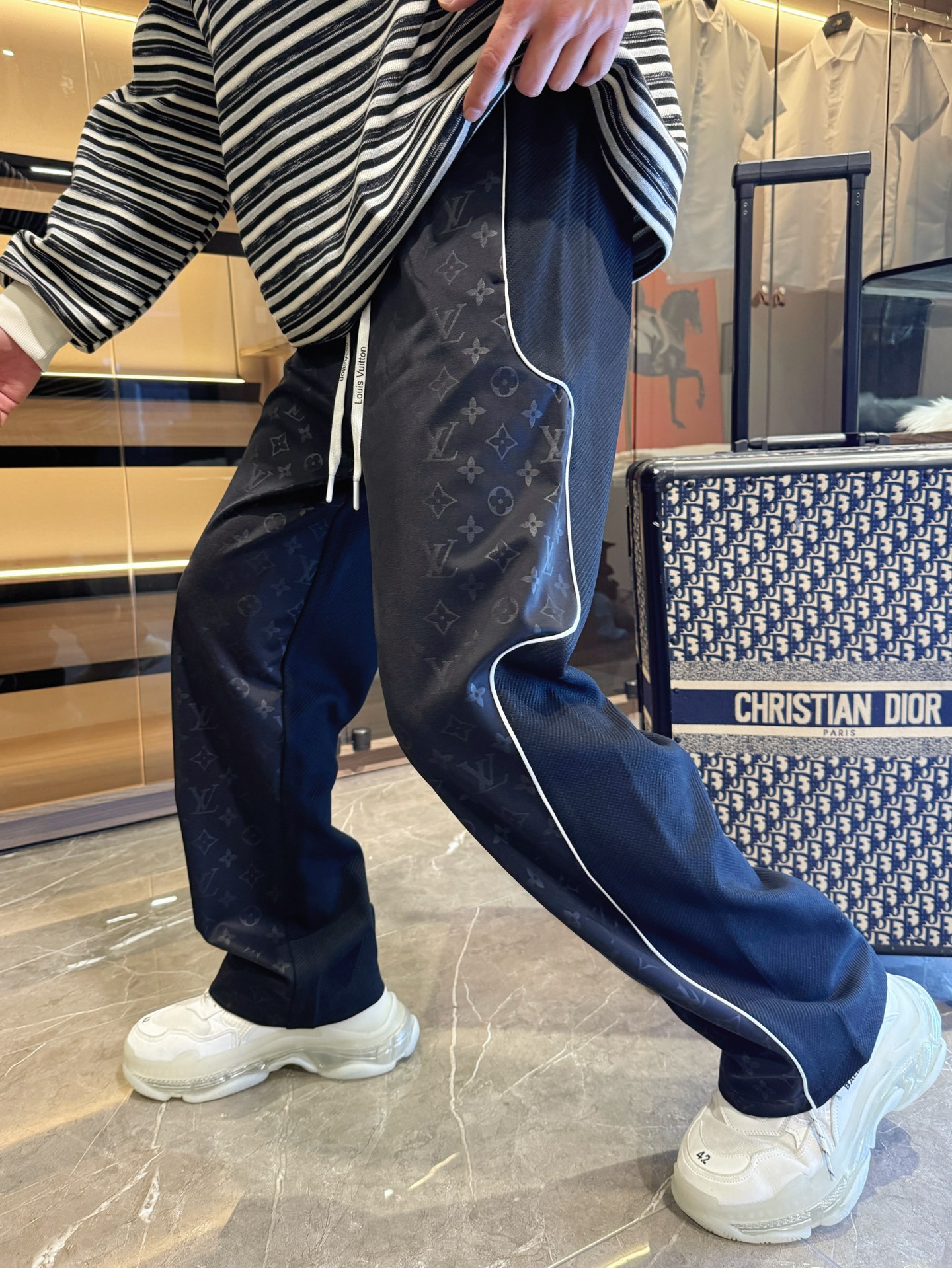 NO:516023,LV 2025 spring new casual pants!  The official website is released simultaneously. The brand's classic LOGO casual pants, customized fabric, excellent comfort, strong hand touch. Extremely recognizable, perfect quality craftsmanship. Size M-3XL,,louis vuitton,alexander wang19860909LV 2025春季新款休闲裤！官网同步发售.品牌经典LOGO休闲裤 ,定制面料,舒适度极好,手触感强烈.辨识度极高,完美品相工艺. 尺码M-3XL,,louis vuitton,alexander wang,Men's clothing