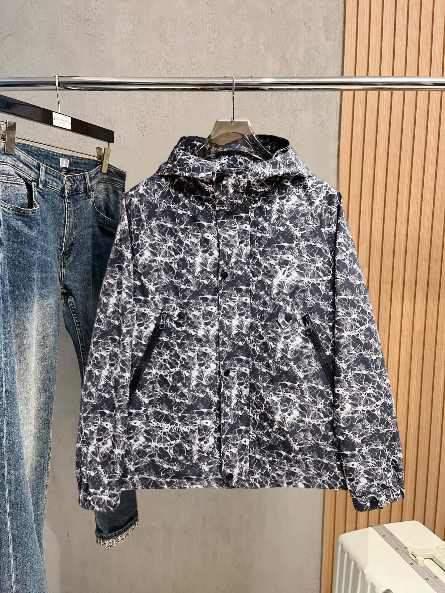 NO:122801,The same style on the official website, complete three standards, and is released in advance. The new spring men's jacket in ss spring, complete three standards, high-end version. Customized fabrics for counters, breathable and comfortable, impeccable details, brand elements design concept, reflecting high quality. The feel is delicate and soft, presenting casual cut, and the upper body style is superb. Number of sizes M~3XL,,,louis vuitton, jackets & coats, jackets & coats, alexander wang19860909LV 官网同款,三标齐全,提前发售 ss春季新款男士夹克外套,原单三标齐全高端版本 专柜定制面料 透气舒适度高,细节无可挑剔,品牌元素设计理念,体现高品质.手感细腻柔软 呈现休闲裁剪,上身版型超赞 码数M～3XL,,,louis vuitton,jackets & coats,jackets & coats,alexander wang,Men's clothing