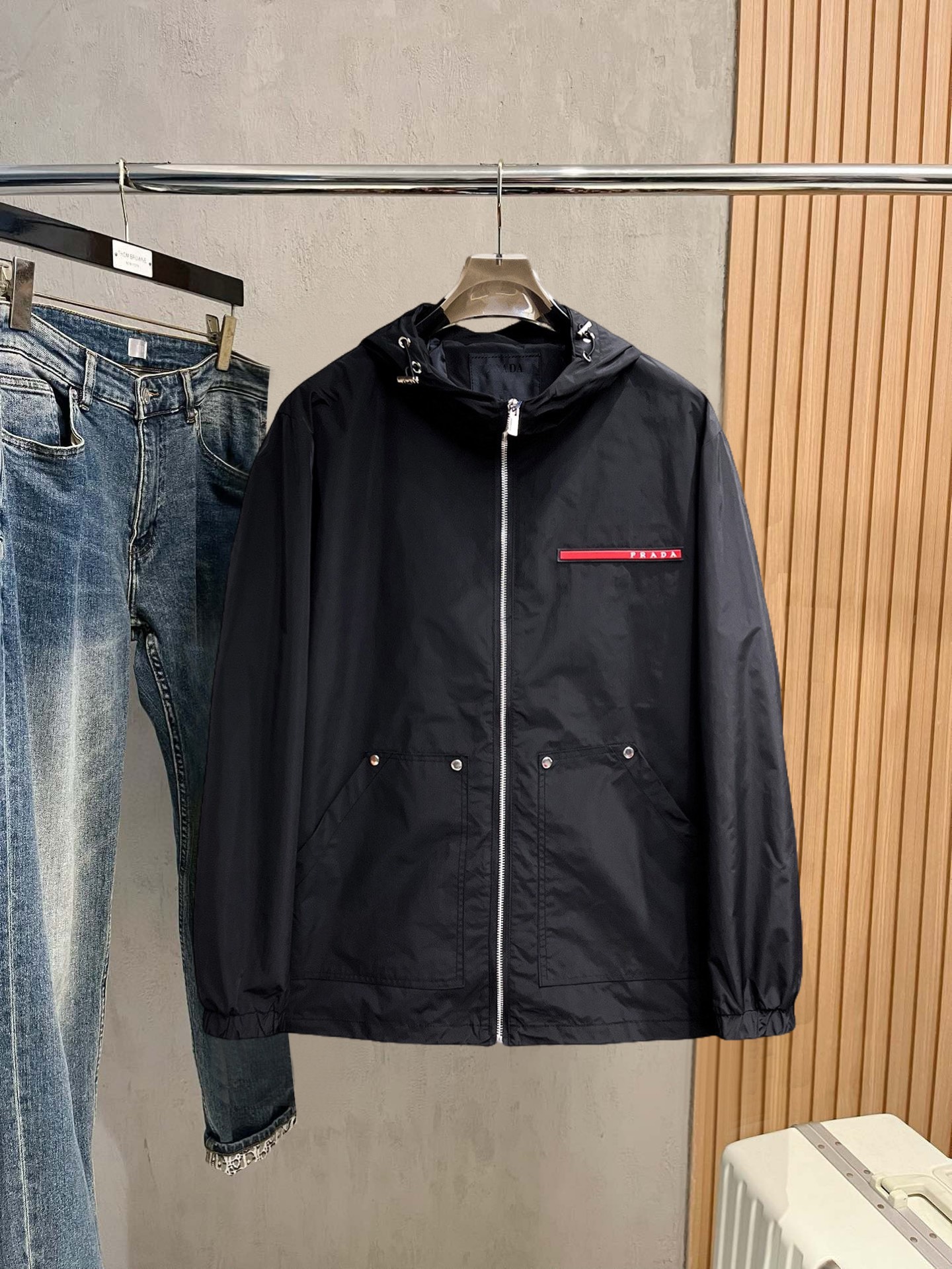 NO:122799,Prada's official website has the same style, complete three standards, and is released in advance. SS Spring new men's jacket, original three standards, high-end version, customized counter fabric, breathable and comfortable, impeccable details, brand element design concept, reflecting high quality. The feel is delicate and soft, presents casual cut, and the upper body style is superb. Number of sizes M~3XL,,,prada, jackets & coats, jackets & coats, alexander wang19860909普拉达 官网同款,三标齐全,提前发售 ss春季新款男士夹克外套,原单三标齐全高端版本 专柜定制面料 透气舒适度高,细节无可挑剔,品牌元素设计理念,体现高品质.手感细腻柔软 呈现休闲裁剪,上身版型超赞 码数M～3XL,,,prada,jackets & coats,jackets & coats,alexander wang,Men's clothing