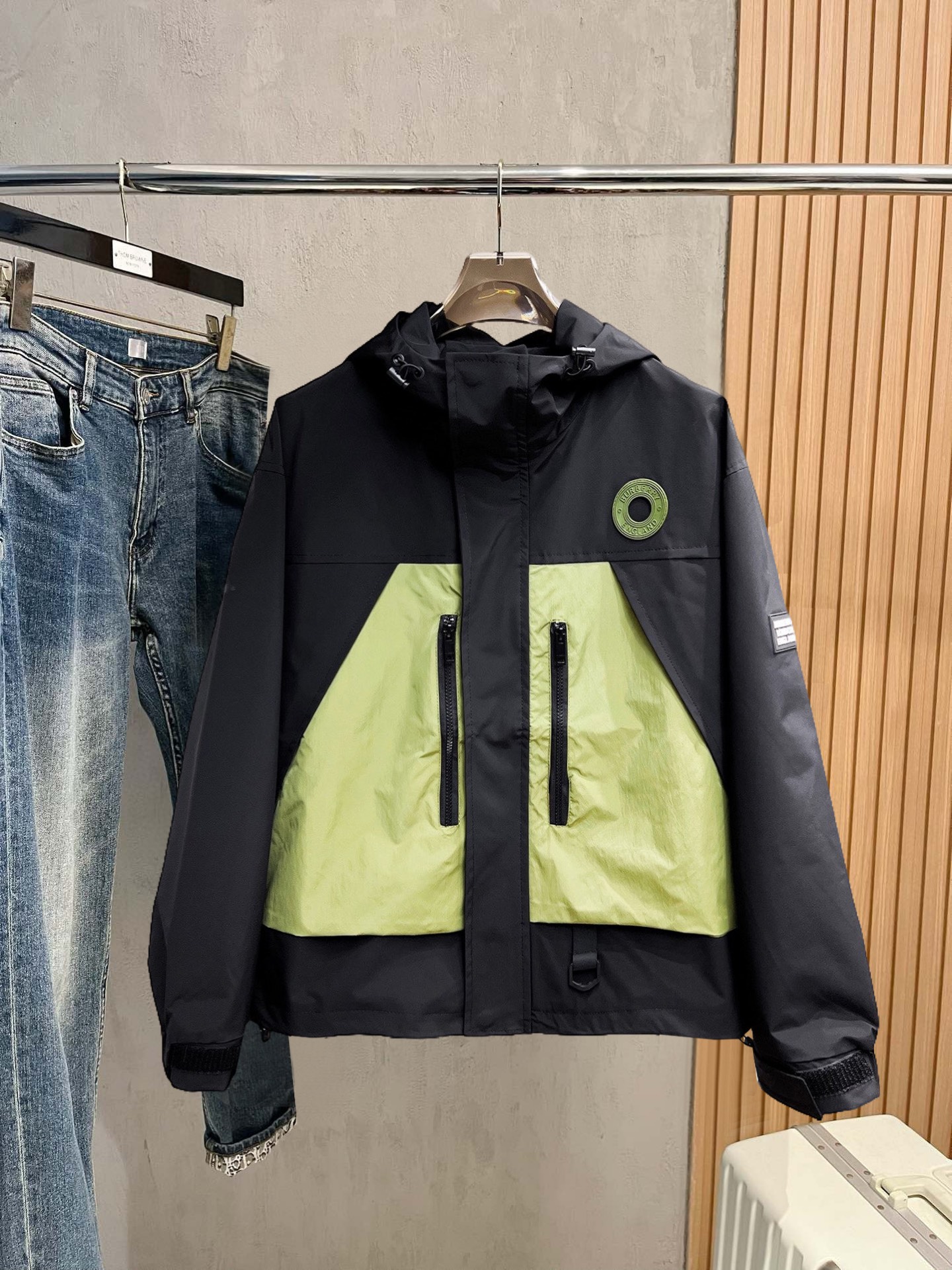 NO:122803,Burberry's official website has the same style, complete three standards, and is available in advance. The new spring men's jacket in ss, the original three standards are complete and high-end version. Customized fabrics for counters. High breathability and comfort, impeccable details, brand elements design concept, reflecting high quality. The feel is delicate and soft. It presents casual cut, and the upper body style is superb. Number of sizes M~3XL,,,burberry, jackets & coats, jackets & coats, alexander wang19860909巴宝莉 官网同款,三标齐全,提前发售 ss春季新款男士夹克外套,原单三标齐全高端版本 专柜定制面料 透气舒适度高,细节无可挑剔,品牌元素设计理念,体现高品质.手感细腻柔软 呈现休闲裁剪,上身版型超赞 码数M～3XL,,,burberry,jackets & coats,jackets & coats,alexander wang,Men's clothing