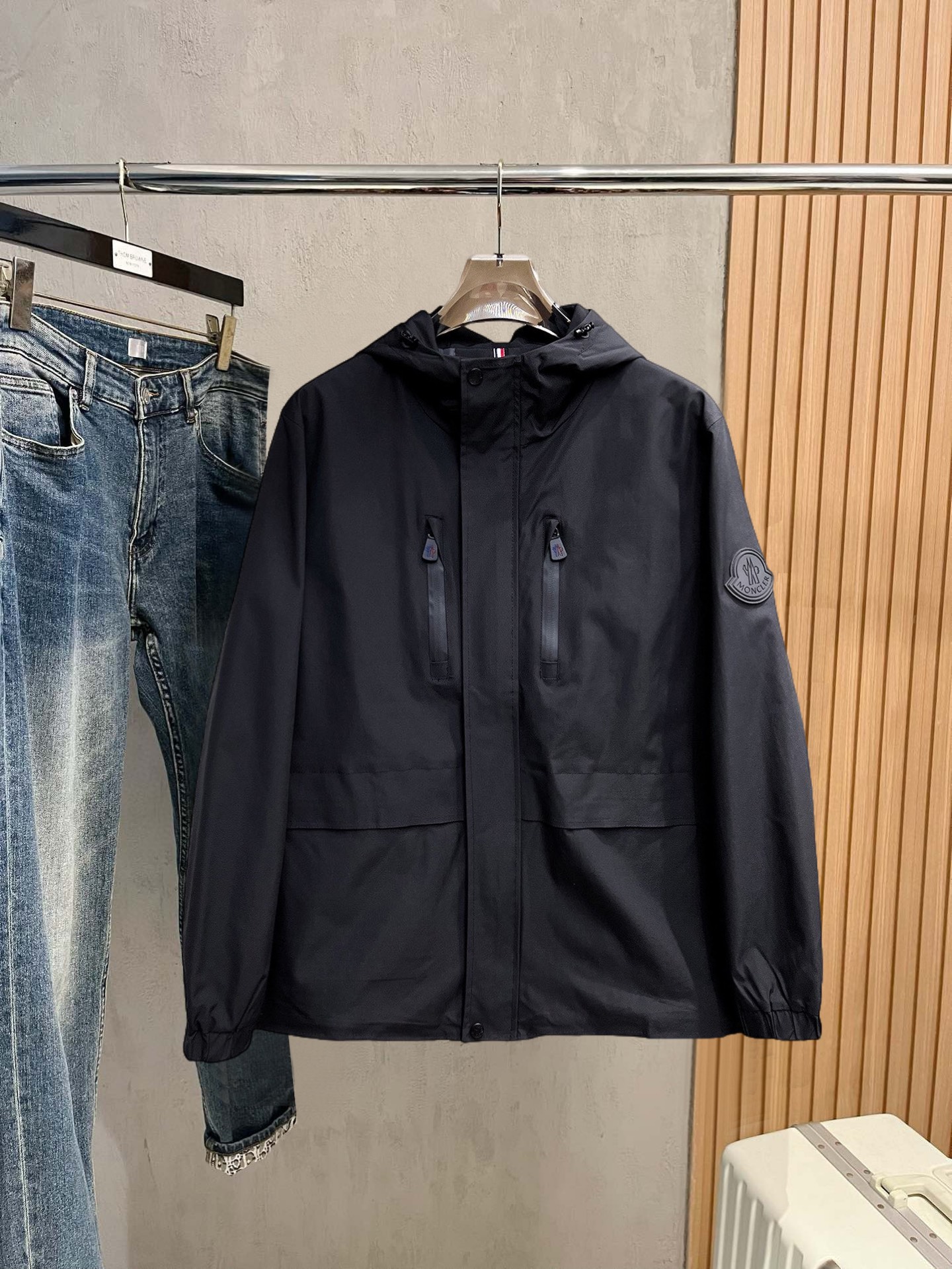 NO:122805,The same style on the official website, complete three standards, and is released in advance. The new spring men's jacket in ss, the original three standards are complete and high-end version. Customized fabrics for counters. High breathability and comfort, impeccable details, and the design concept of brand elements reflects high quality. The feel is delicate and soft. It presents casual cut, and the upper body style is superb. Number of sizes M~3XL,,,Moncler, jackets & coats, jackets & coats, alexander wang19860909蒙口 官网同款,三标齐全,提前发售 ss春季新款男士夹克外套,原单三标齐全高端版本 专柜定制面料 透气舒适度高,细节无可挑剔,品牌元素设计理念,体现高品质.手感细腻柔软 呈现休闲裁剪,上身版型超赞 码数M～3XL,,,Moncler,jackets & coats,jackets & coats,alexander wang,Men's clothing