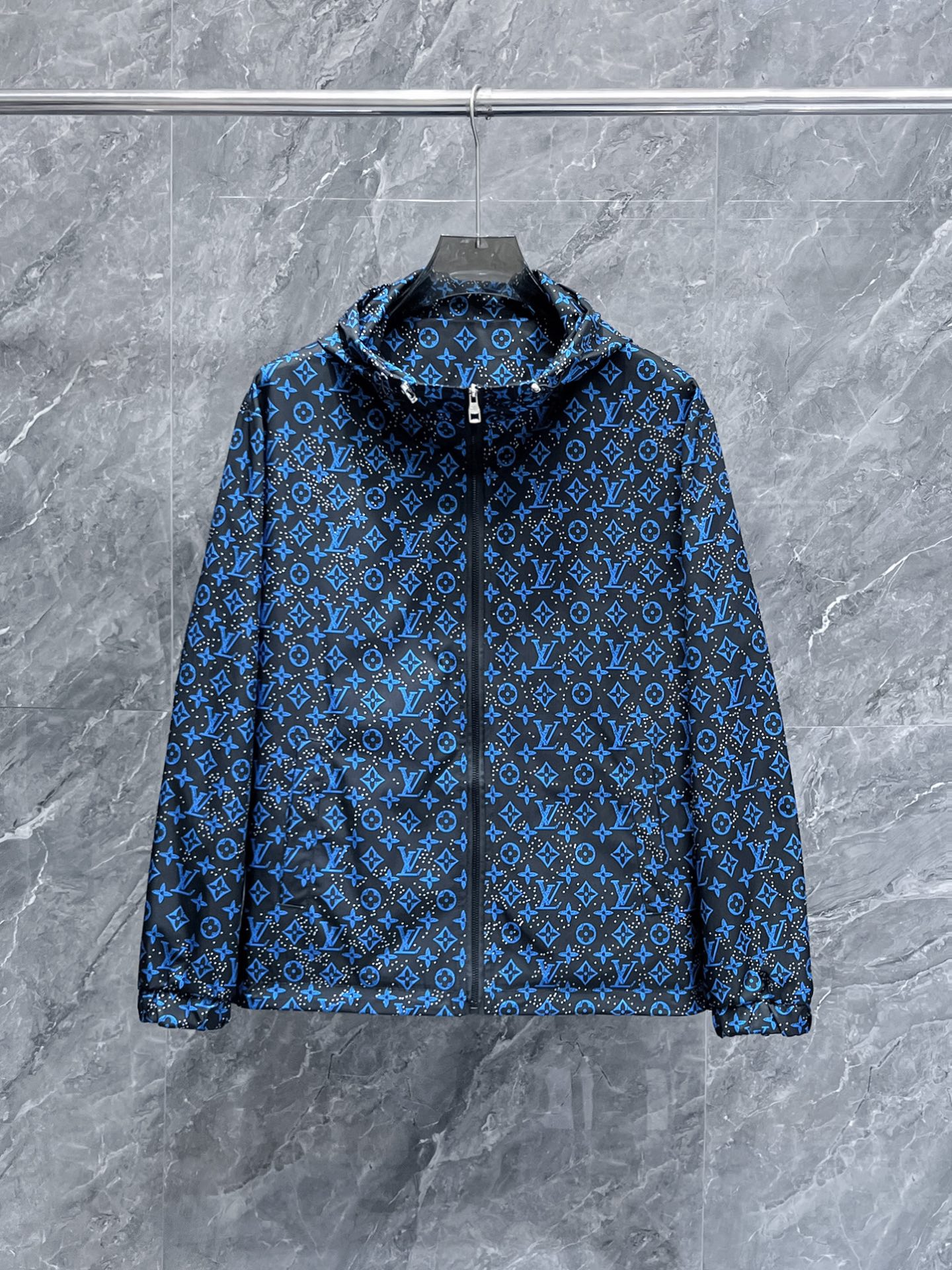 NO:124655,The same style on the official website of LV, complete three standards, released in advance. 2025ss Spring new men's jacket, original three standards, high-end version, customized counter fabric, breathable and comfortable, impeccable details, brand element design concept, reflecting high quality. The feel is delicate and soft, presents casual cut, and the upper body style is superb. Number of sizes M~3XL,,louis vuitton, jackets & coats, jackets & coats, alexander wang19860909LV官网同款,三标齐全,提前发售 2025ss春季新款男士夹克外套,原单三标齐全高端版本 专柜定制面料 透气舒适度高,细节无可挑剔,品牌元素设计理念,体现高品质.手感细腻柔软 呈现休闲裁剪,上身版型超赞 码数M～3XL,,louis vuitton,jackets & coats,jackets & coats,alexander wang,Men's clothing