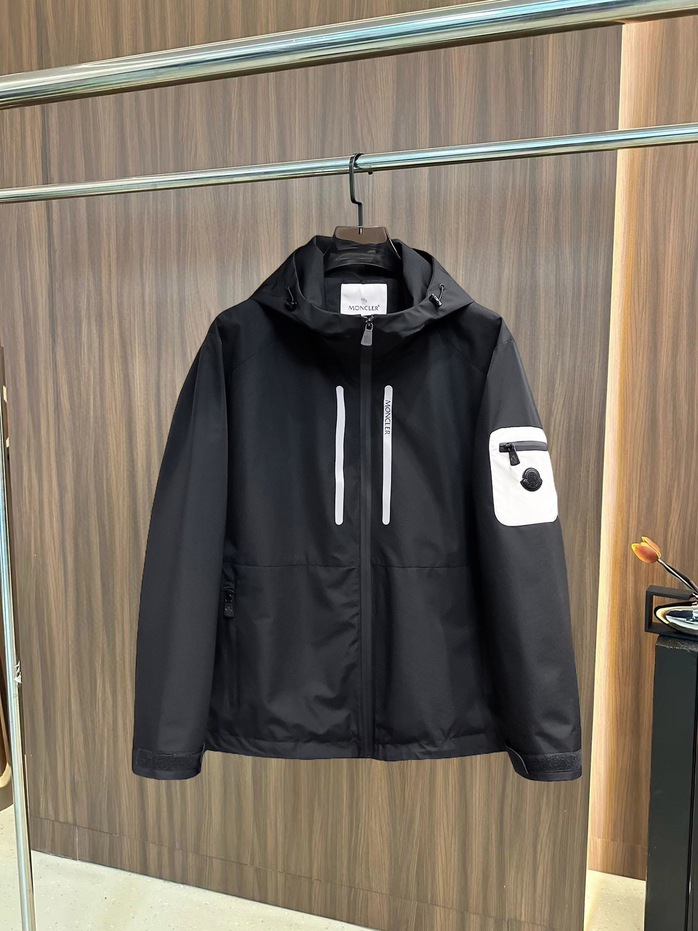 NO:126083,The same style on the official website, complete three standards, and is released in advance. 2025ss Spring new men's jacket, original single three standards, high-end version, customized counter fabric, breathable and comfortable, impeccable details, brand element design concept, reflecting high quality. The feel is delicate and soft, presents casual cut, and the upper body style is superb. Number of sizes M~3XL,,,Moncler, jackets & coats, jackets & coats, alexander wang19860909蒙口 官网同款,三标齐全,提前发售 2025ss春季新款男士夹克外套,原单三标齐全高端版本 专柜定制面料 透气舒适度高,细节无可挑剔,品牌元素设计理念,体现高品质.手感细腻柔软 呈现休闲裁剪,上身版型超赞 码数M～3XL,,,Moncler,jackets & coats,jackets & coats,alexander wang,Men's clothing