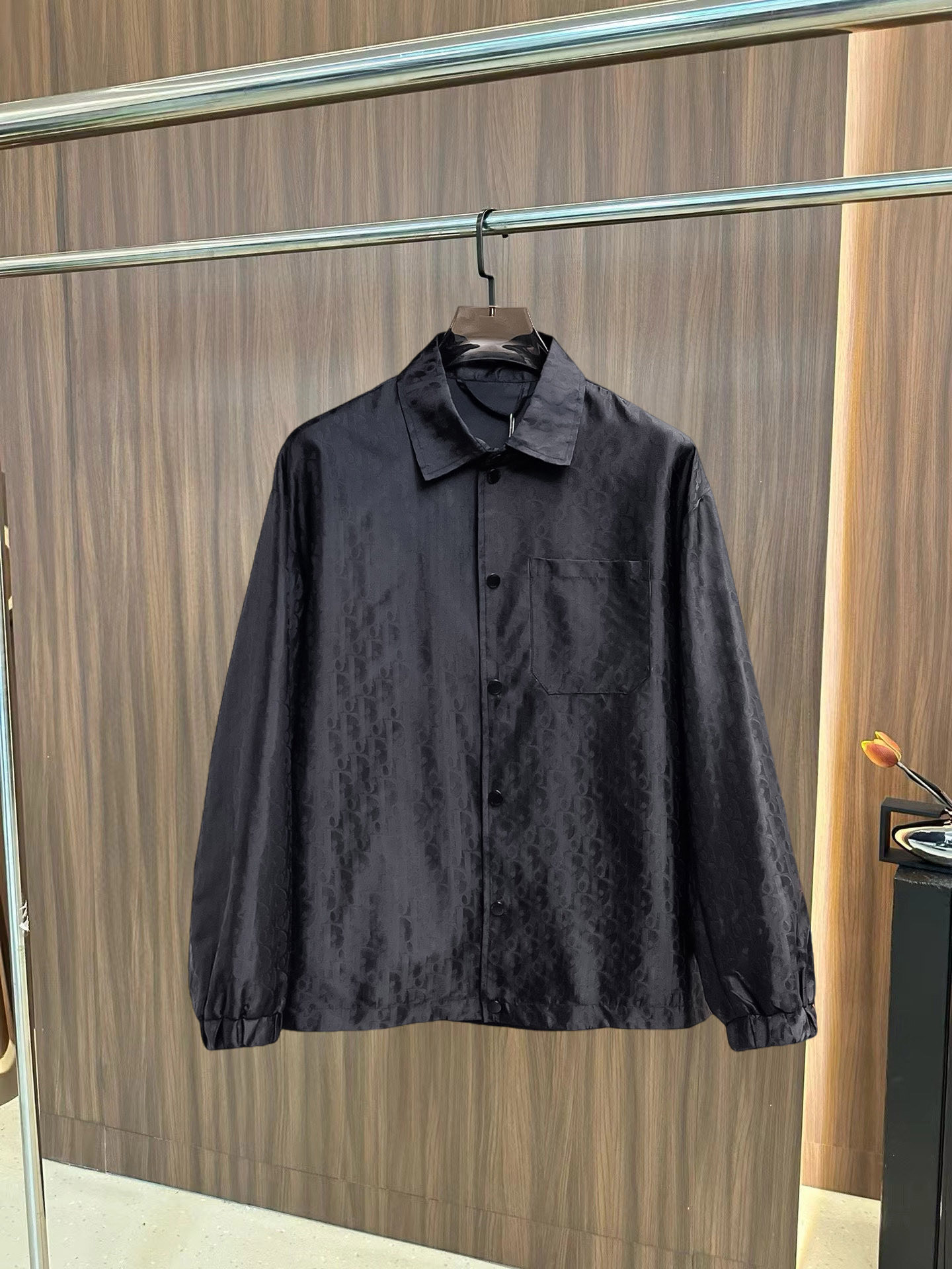 NO:126084,Dior's official website has the same style, complete three standards, and is released in advance. 2025ss Spring new men's jacket, original single three standards, high-end version, customized counter fabric, breathable and comfortable, impeccable details, brand element design concept, reflecting high quality. The feel is delicate and soft, presents casual cut, and the upper body style is superb. Number of sizes M~3XL,,,dior, jackets & coats, jackets & coats, alexander wang19860909迪奥 官网同款,三标齐全,提前发售 2025ss春季新款男士夹克外套,原单三标齐全高端版本 专柜定制面料 透气舒适度高,细节无可挑剔,品牌元素设计理念,体现高品质.手感细腻柔软 呈现休闲裁剪,上身版型超赞 码数M～3XL,,,dior,jackets & coats,jackets & coats,alexander wang,Men's clothing